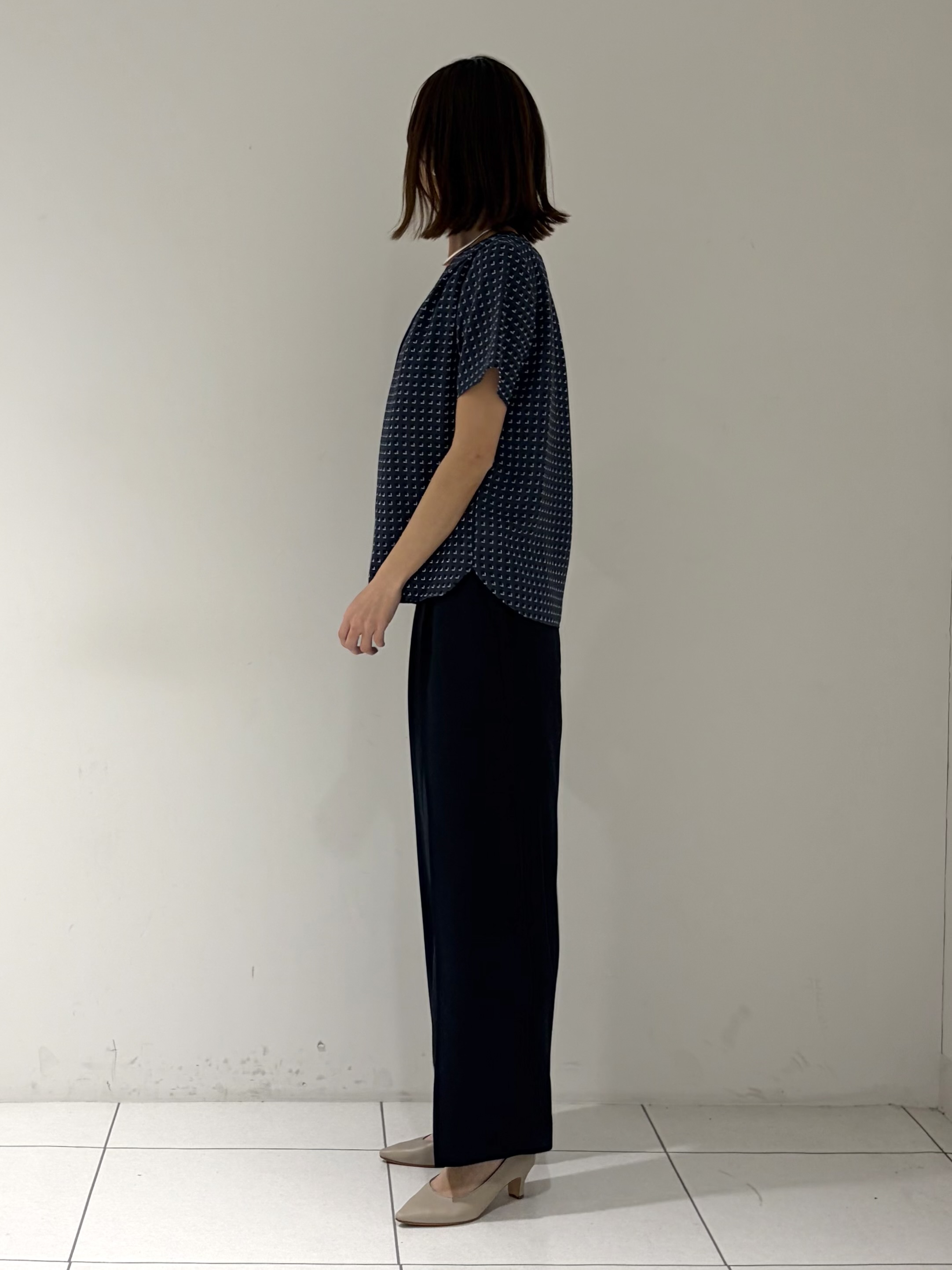 shioriさんの「INDIVI｜【洗える／UVケア】幾何学柄＆無地 タックVネック 半袖ブラウス」を使ったコーディネート