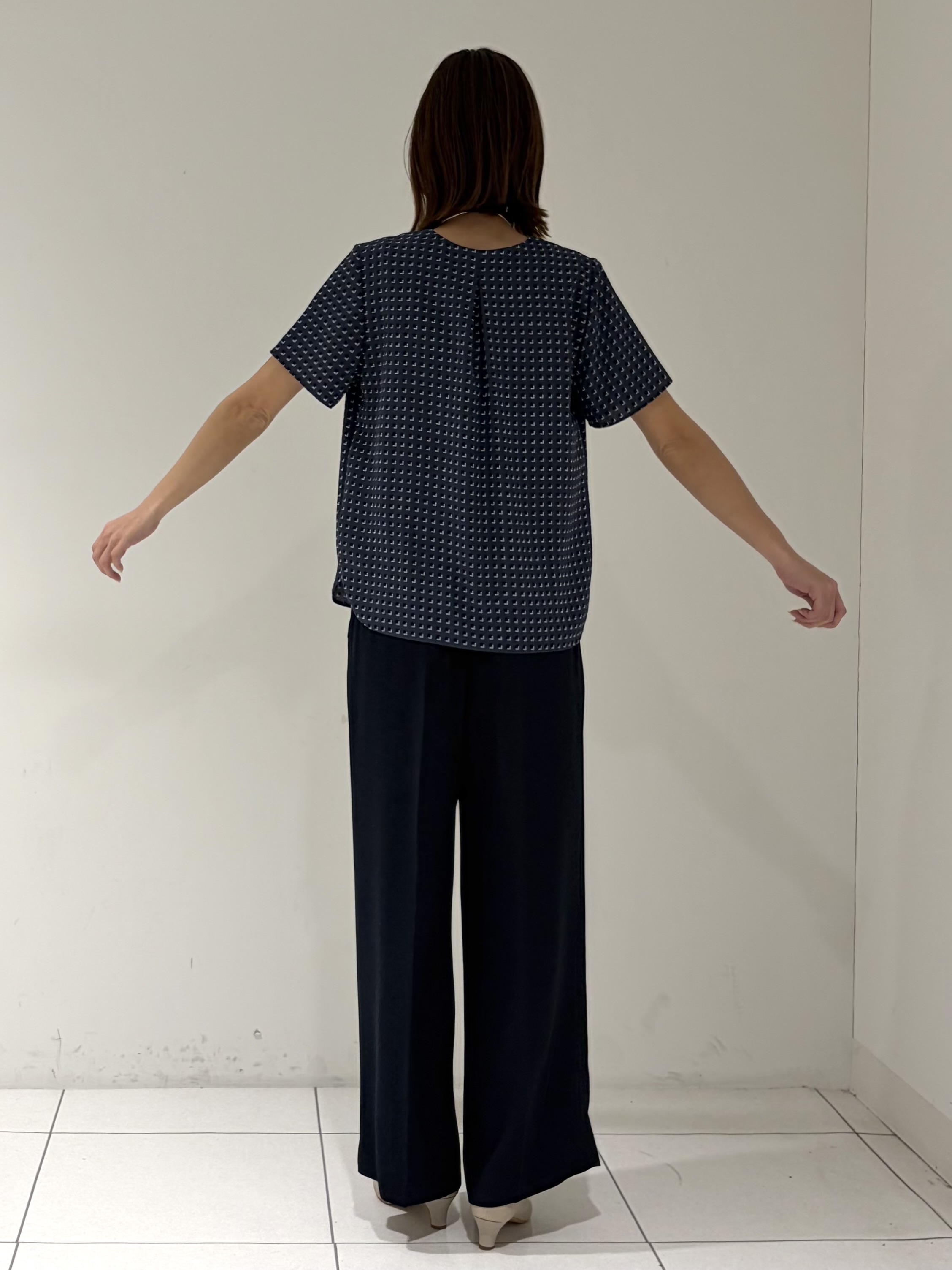 shioriさんの「INDIVI｜【洗える／UVケア】幾何学柄＆無地 タックVネック 半袖ブラウス」を使ったコーディネート