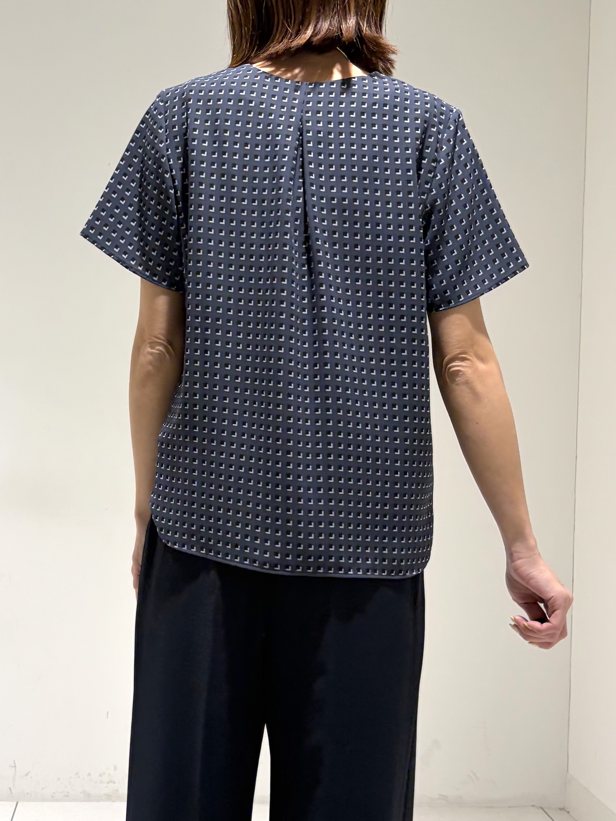 shioriさんの「INDIVI｜【洗える／UVケア】幾何学柄＆無地 タックVネック 半袖ブラウス」を使ったコーディネート