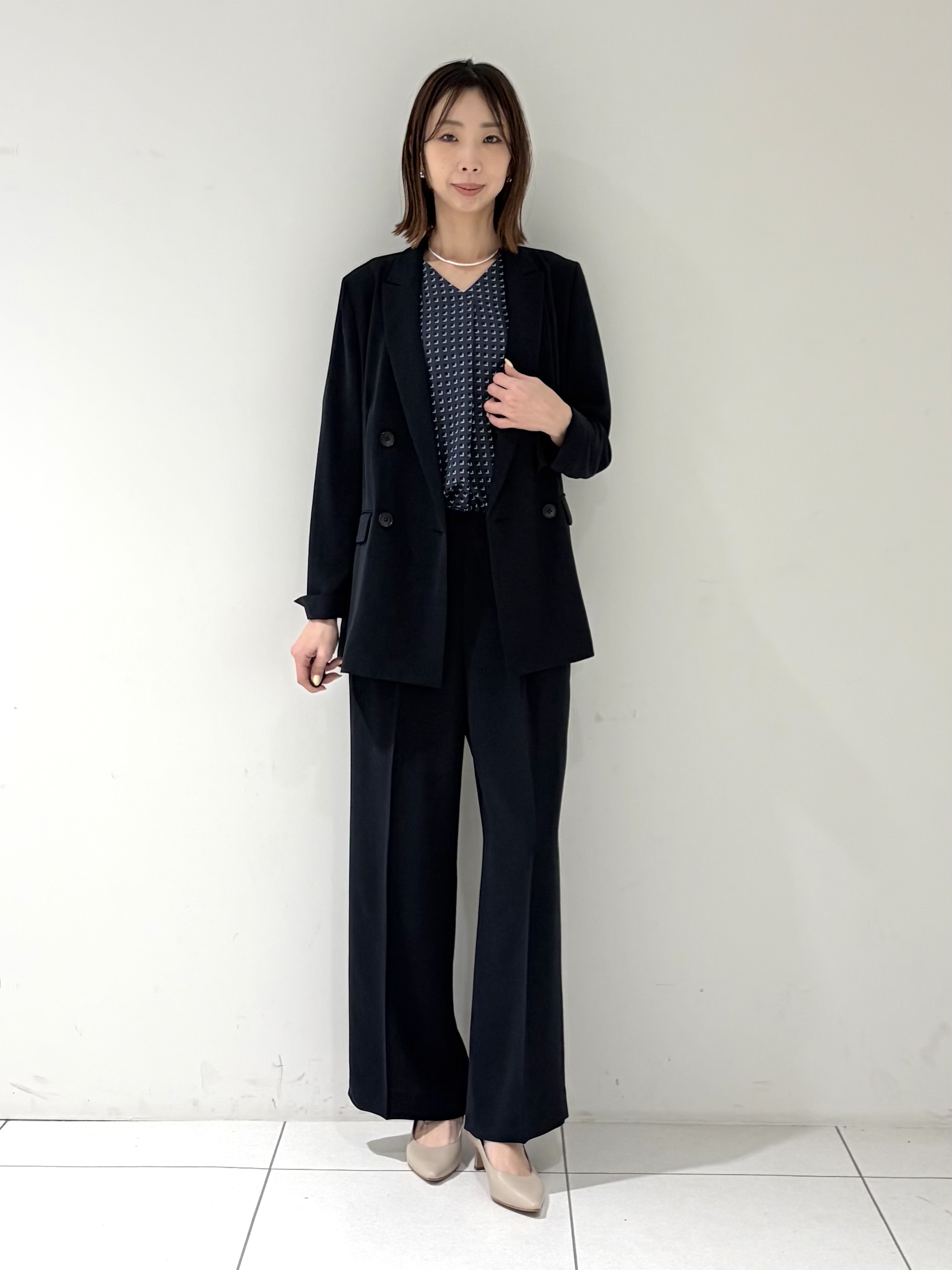 shioriさんの「INDIVI｜【洗える／UVケア】幾何学柄＆無地 タックVネック 半袖ブラウス」を使ったコーディネート