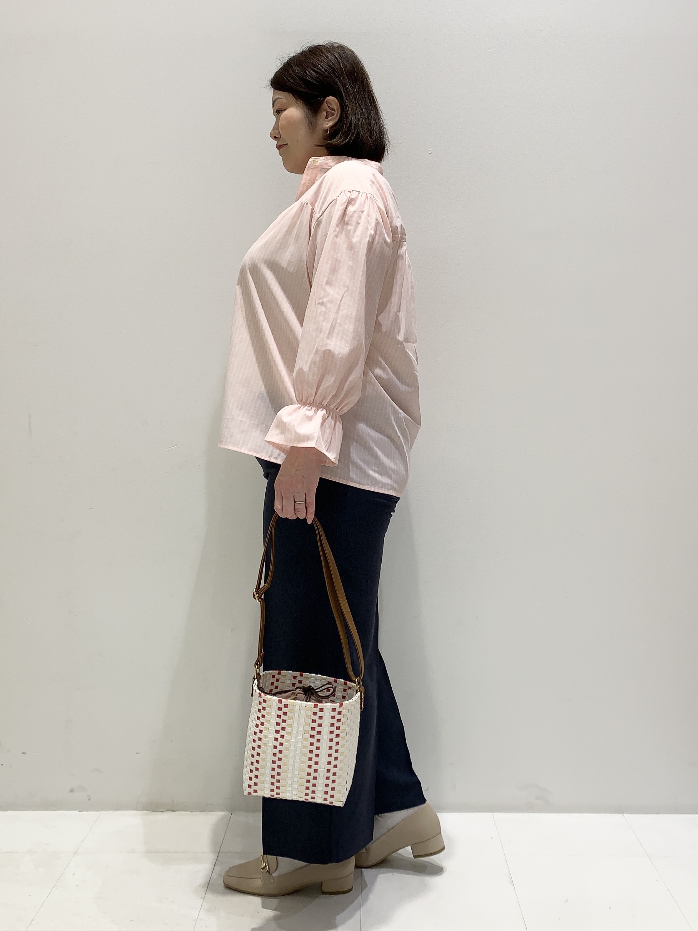 みいちゃんさんの「grove｜【貴島明日香さん着用／イージーケア／接触冷感】麻混スタンドギャザーシャツ」を使ったコーディネート
