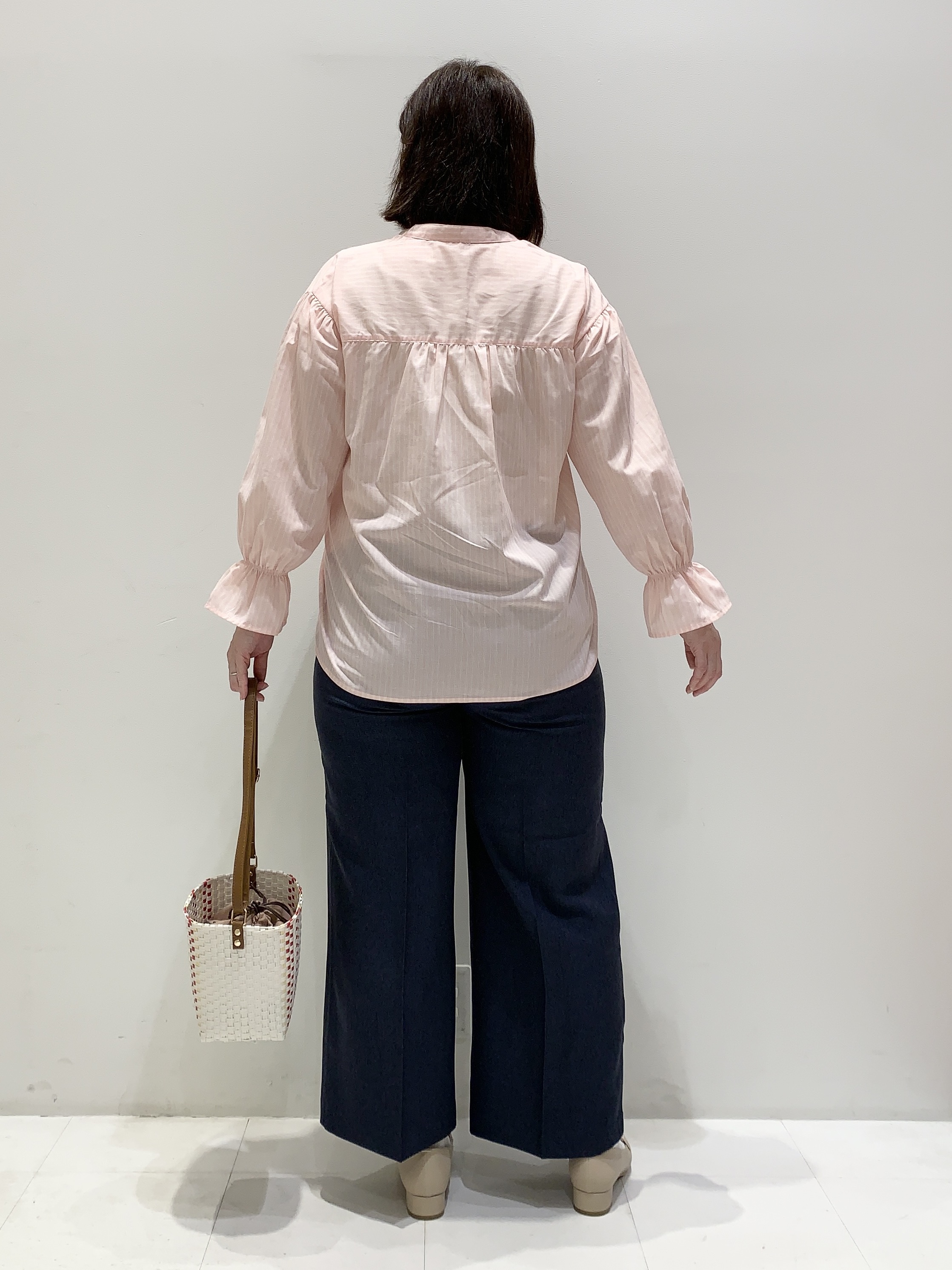 みいちゃんさんの「grove｜【貴島明日香さん着用／イージーケア／接触冷感】麻混スタンドギャザーシャツ」を使ったコーディネート