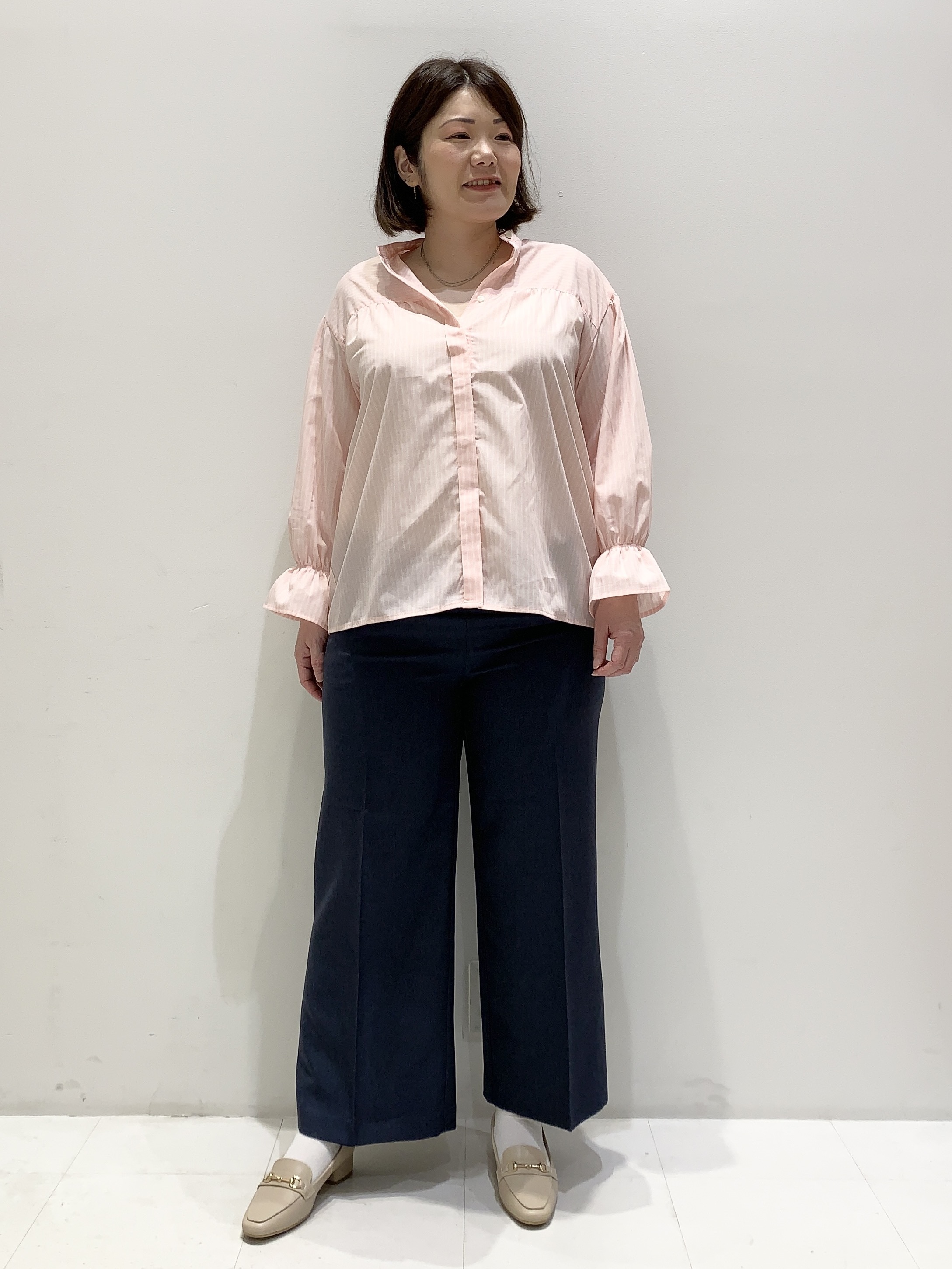 みいちゃんさんの「grove｜【貴島明日香さん着用／イージーケア／接触冷感】麻混スタンドギャザーシャツ」を使ったコーディネート