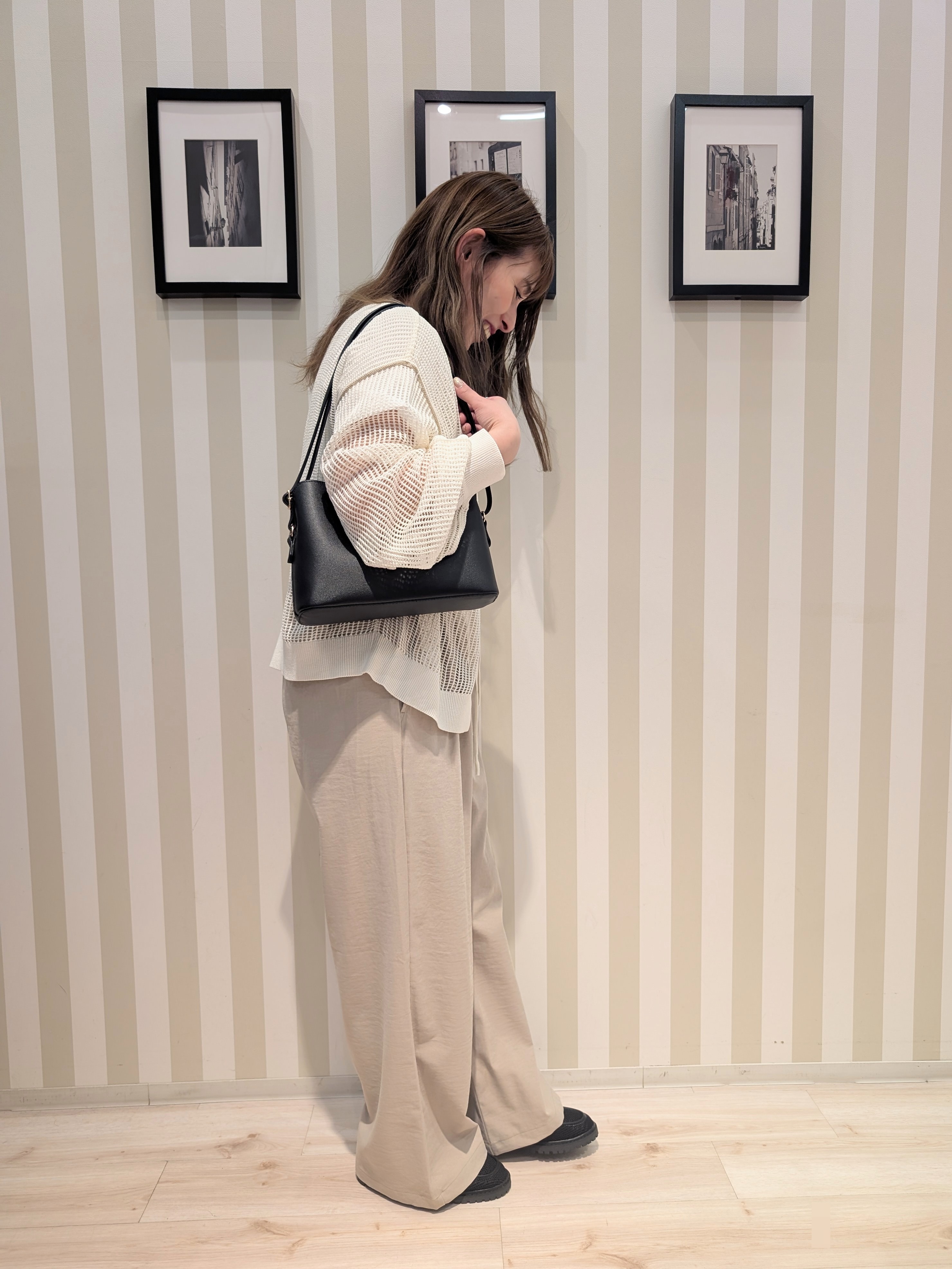 otaさんの「SHOO･LA･RUE｜【2点セット/洗濯機可/S-LL】時短でこなれ見え カーデにもなる2WAYメッシュニット+半袖ロゴT」を使ったコーディネート