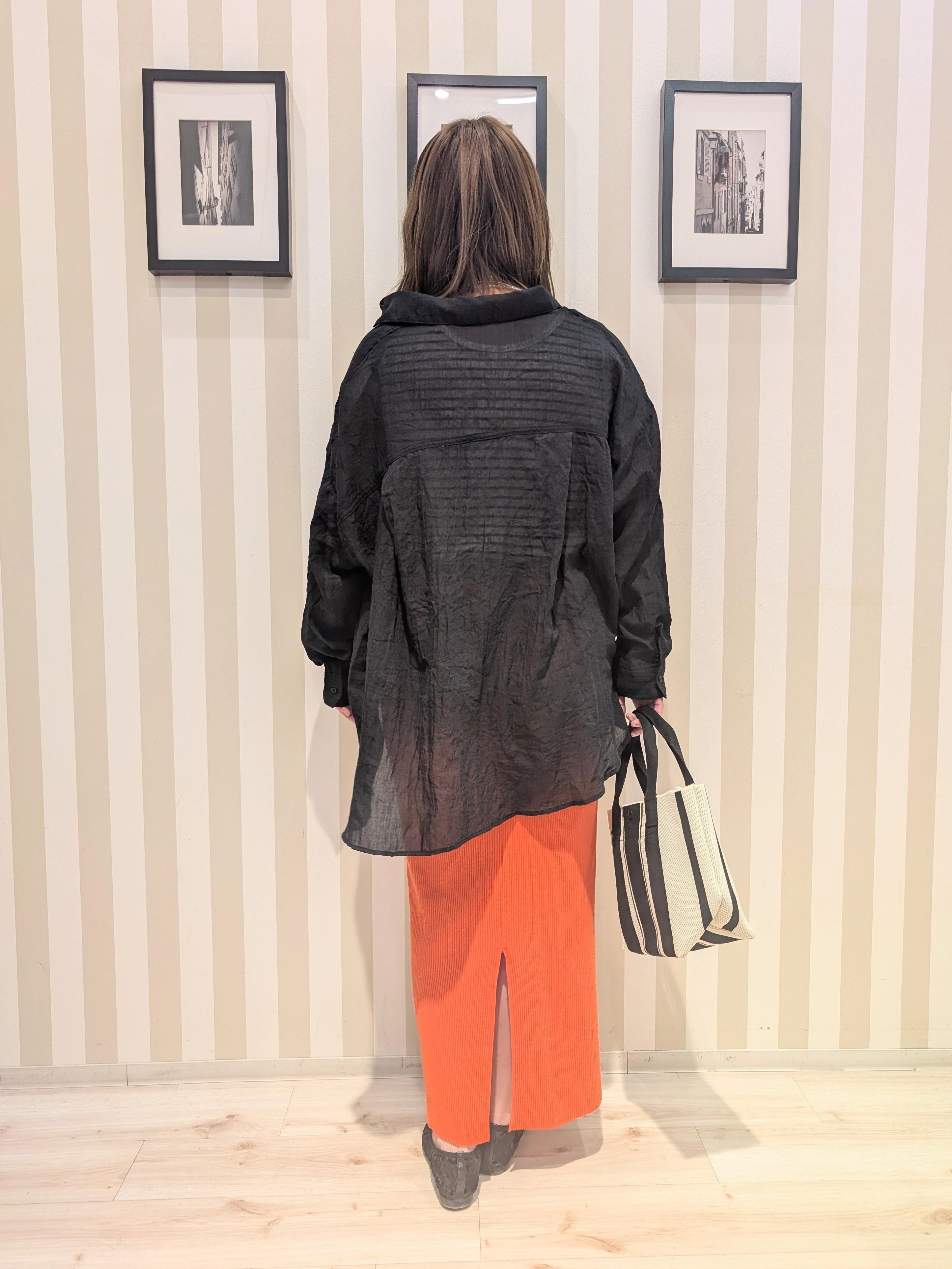 otaさんの「SHOO･LA･RUE｜【体型カバー】ふんわり質感 やわらかこなれシアーシャツ」を使ったコーディネート