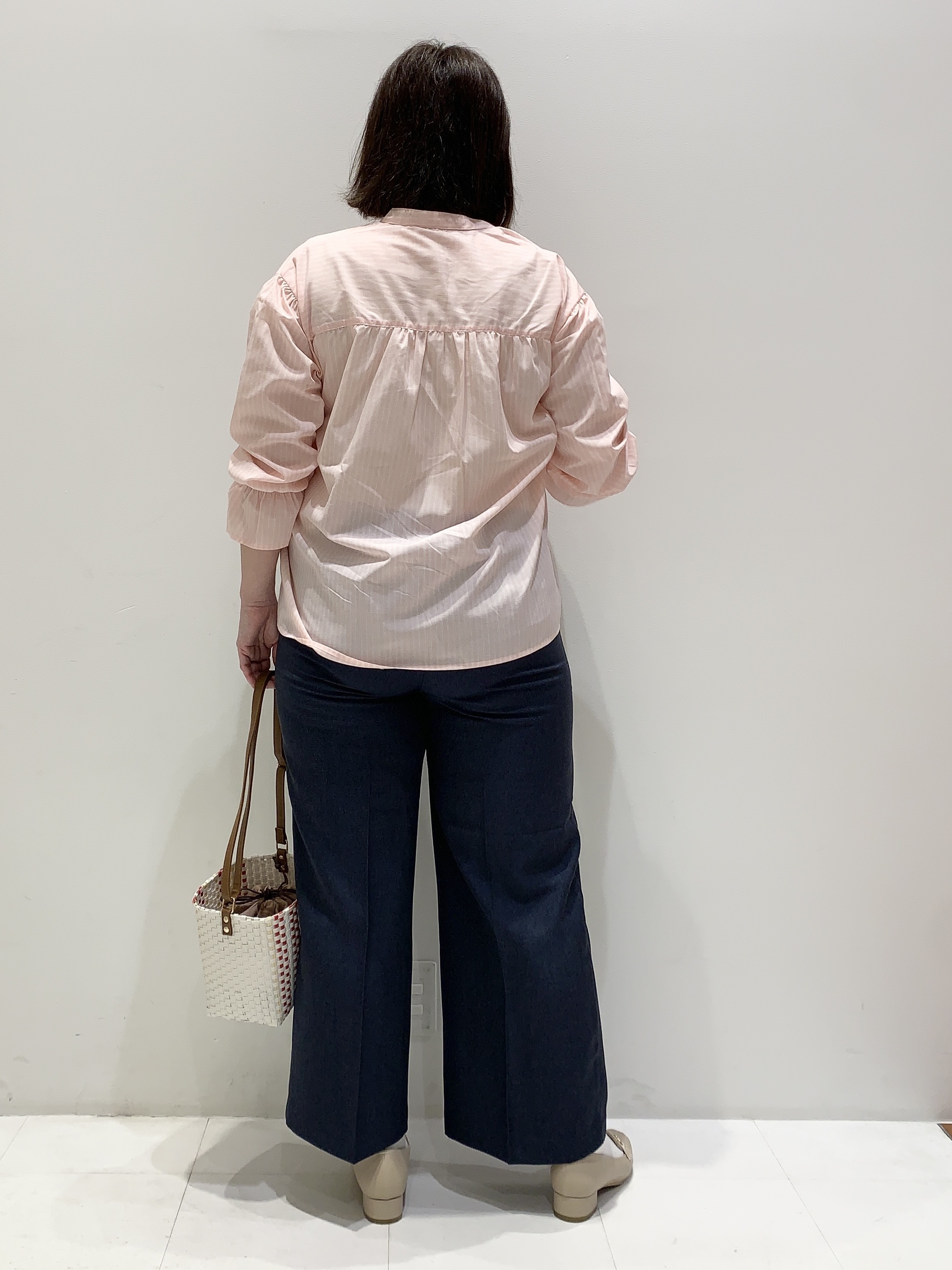 みいちゃんさんの「grove｜【貴島明日香さん着用／イージーケア／接触冷感】麻混スタンドギャザーシャツ」を使ったコーディネート