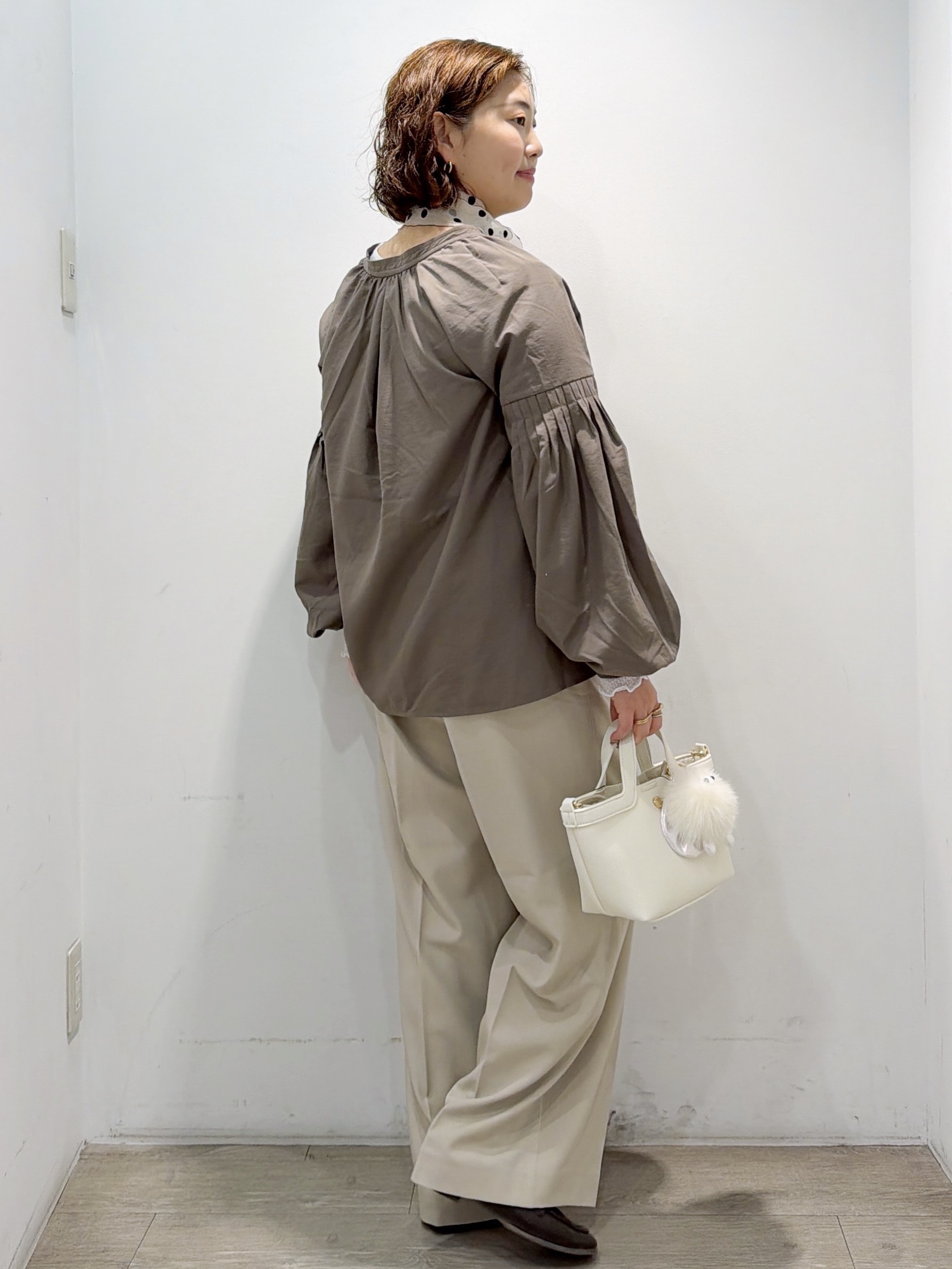 sumicaさんの「OPAQUE.CLIP｜スキッパーボリュームスリーブブラウス【洗濯機OK】」を使ったコーディネート