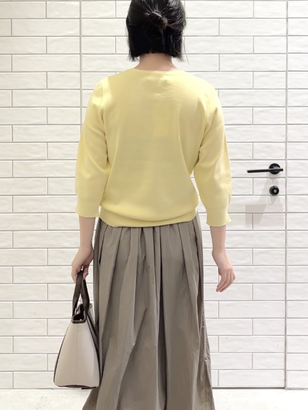 しおりさんの「OPAQUE.CLIP｜フリルヘンリーネックニット【洗濯機OK／抗ピル】」を使ったコーディネート