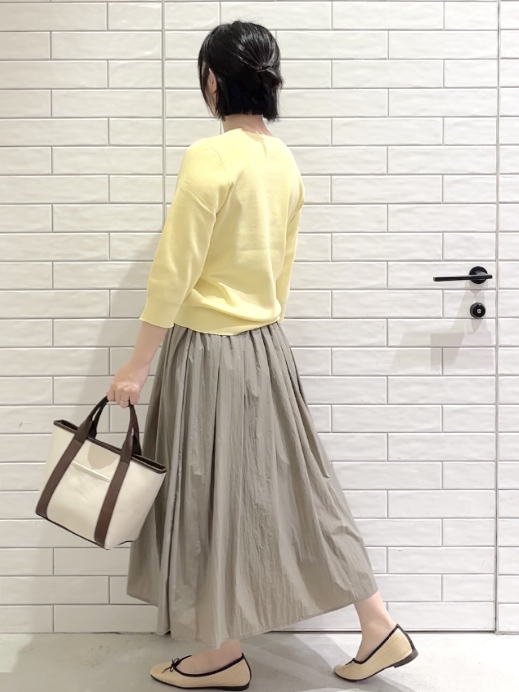 しおりさんの「OPAQUE.CLIP｜フリルヘンリーネックニット【洗濯機OK／抗ピル】」を使ったコーディネート