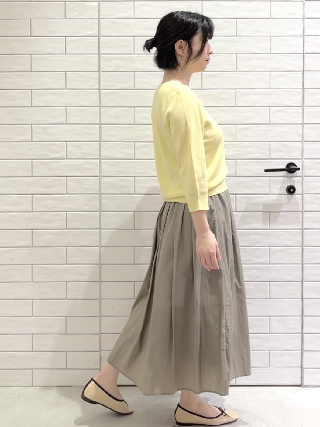 しおりさんの「OPAQUE.CLIP｜フリルヘンリーネックニット【洗濯機OK／抗ピル】」を使ったコーディネート