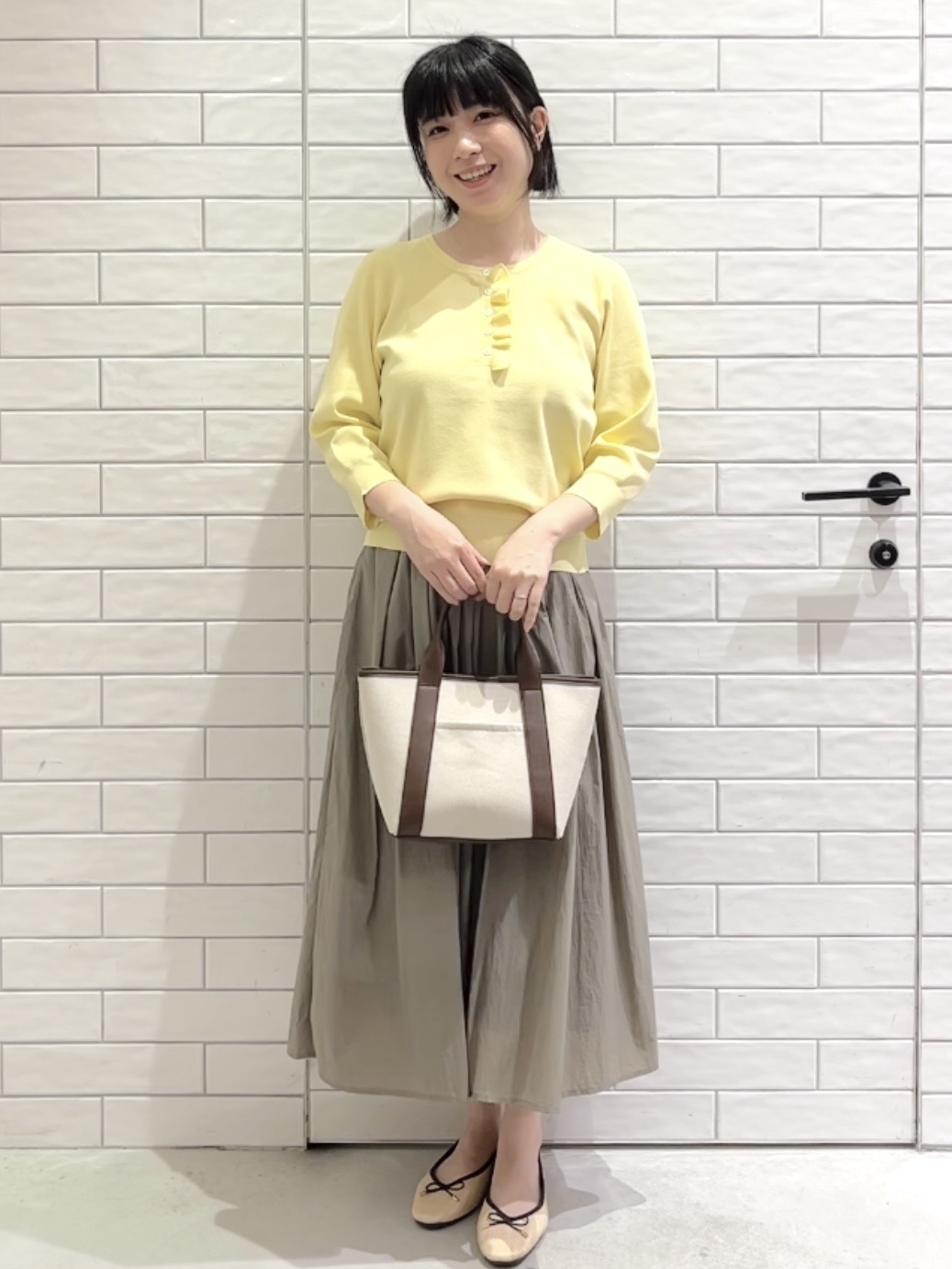 しおりさんの「OPAQUE.CLIP｜フリルヘンリーネックニット【洗濯機OK／抗ピル】」を使ったコーディネート