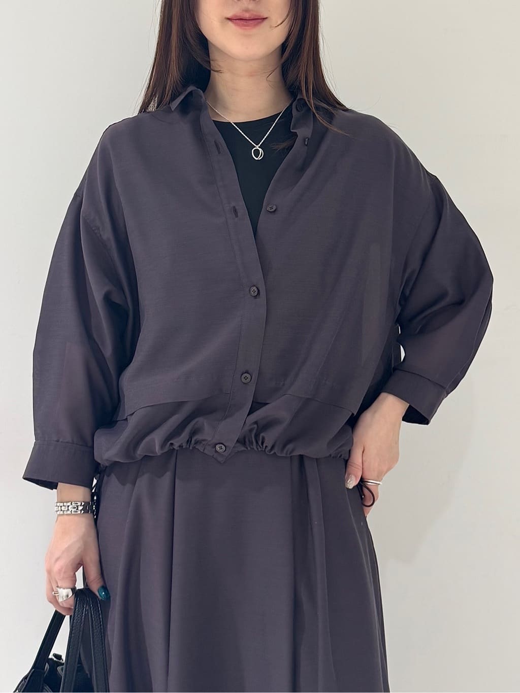 そんさんの「INDIVI｜【接触冷感／洗える／2WAY】ドロスト付 シアーシャンブレーシャツ」を使ったコーディネート