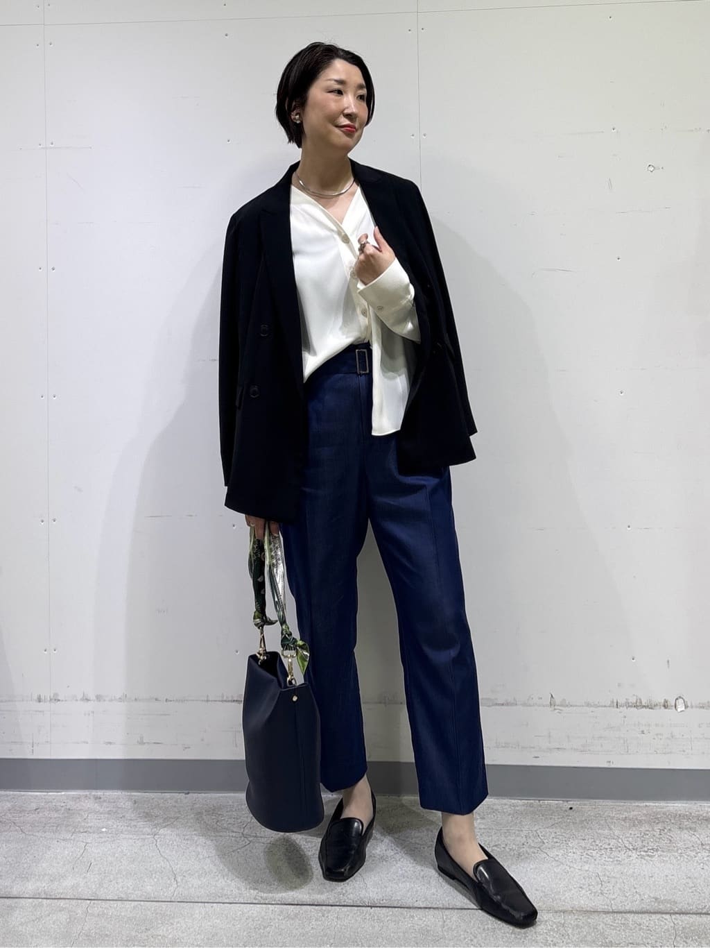 yuriさんの「INDIVI｜【洗える／UVケア／SETUP可能】デニムライクテーパードパンツ」を使ったコーディネート