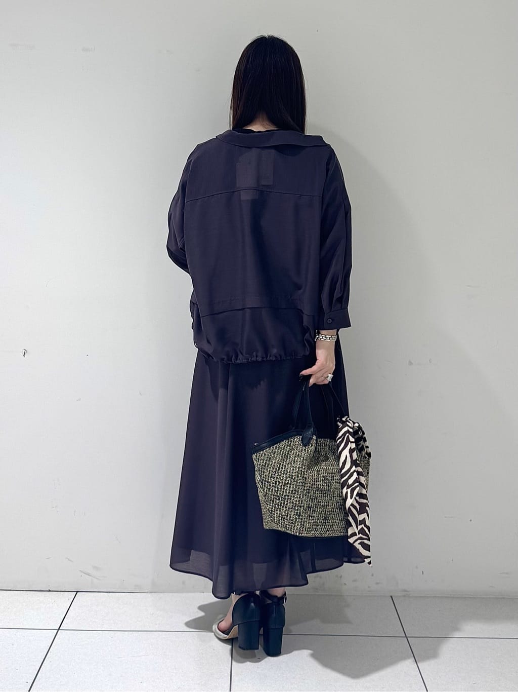 そんさんの「INDIVI｜【接触冷感／洗える／2WAY】ドロスト付 シアーシャンブレーシャツ」を使ったコーディネート