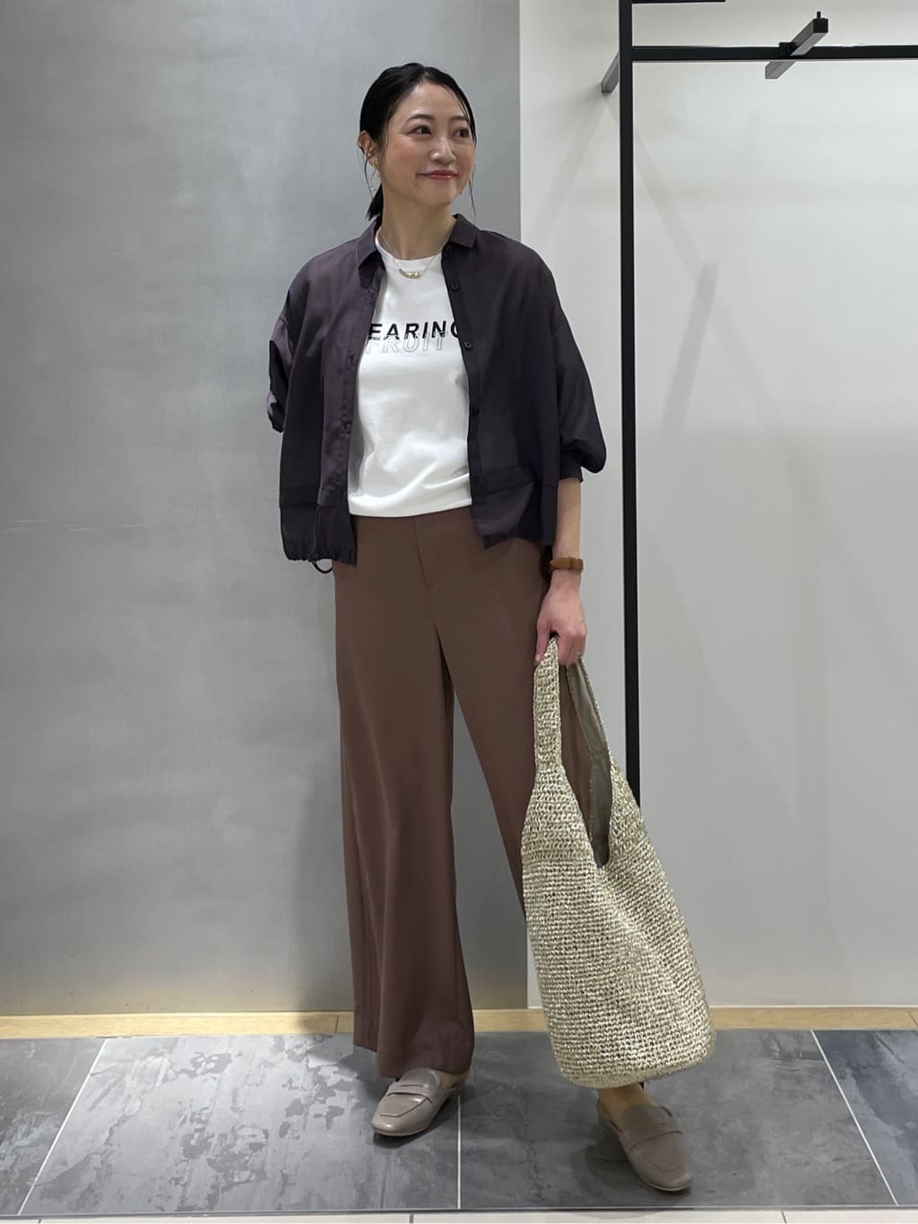 shihoさんの「INDIVI｜【接触冷感／洗える／2WAY】ドロスト付 シアーシャンブレーシャツ」を使ったコーディネート
