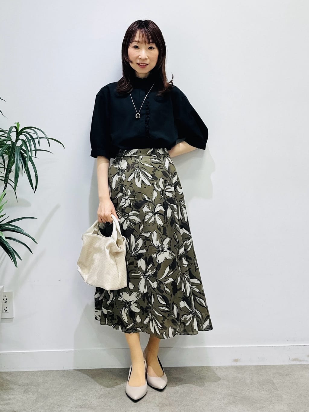 Miwaさんの「UNTITLED｜【接触冷感/通気性/洗える】スタンドカラーフリルブラウス」を使ったコーディネート