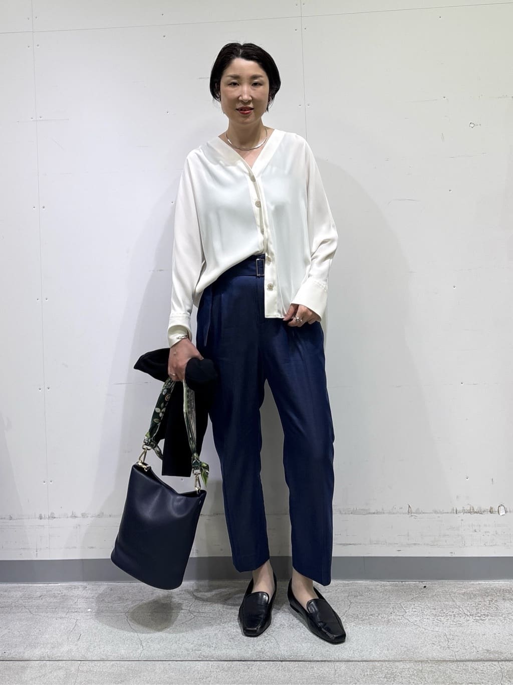 yuriさんの「INDIVI｜【洗える／UVケア／SETUP可能】デニムライクテーパードパンツ」を使ったコーディネート