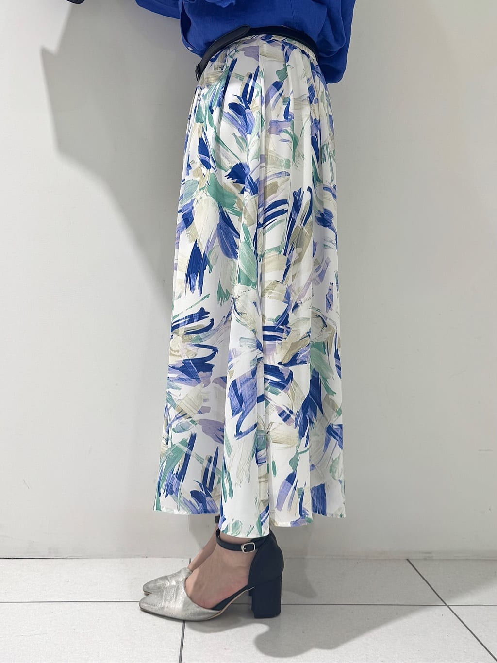 そんさんの「INDIVI｜【洗える／UVケア／マットサテン】Vネックドルマンスリーブブラウス」を使ったコーディネート