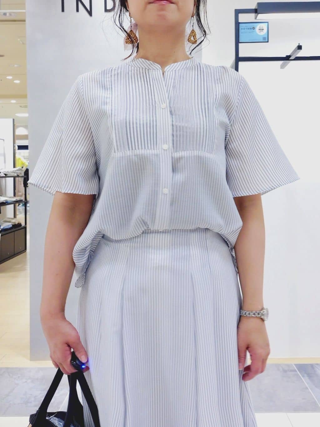 TOMOMIさんの「INDIVI｜【接触冷感／洗える／SETUP可能】シアーシャンブレータックフレアスカート」を使ったコーディネート