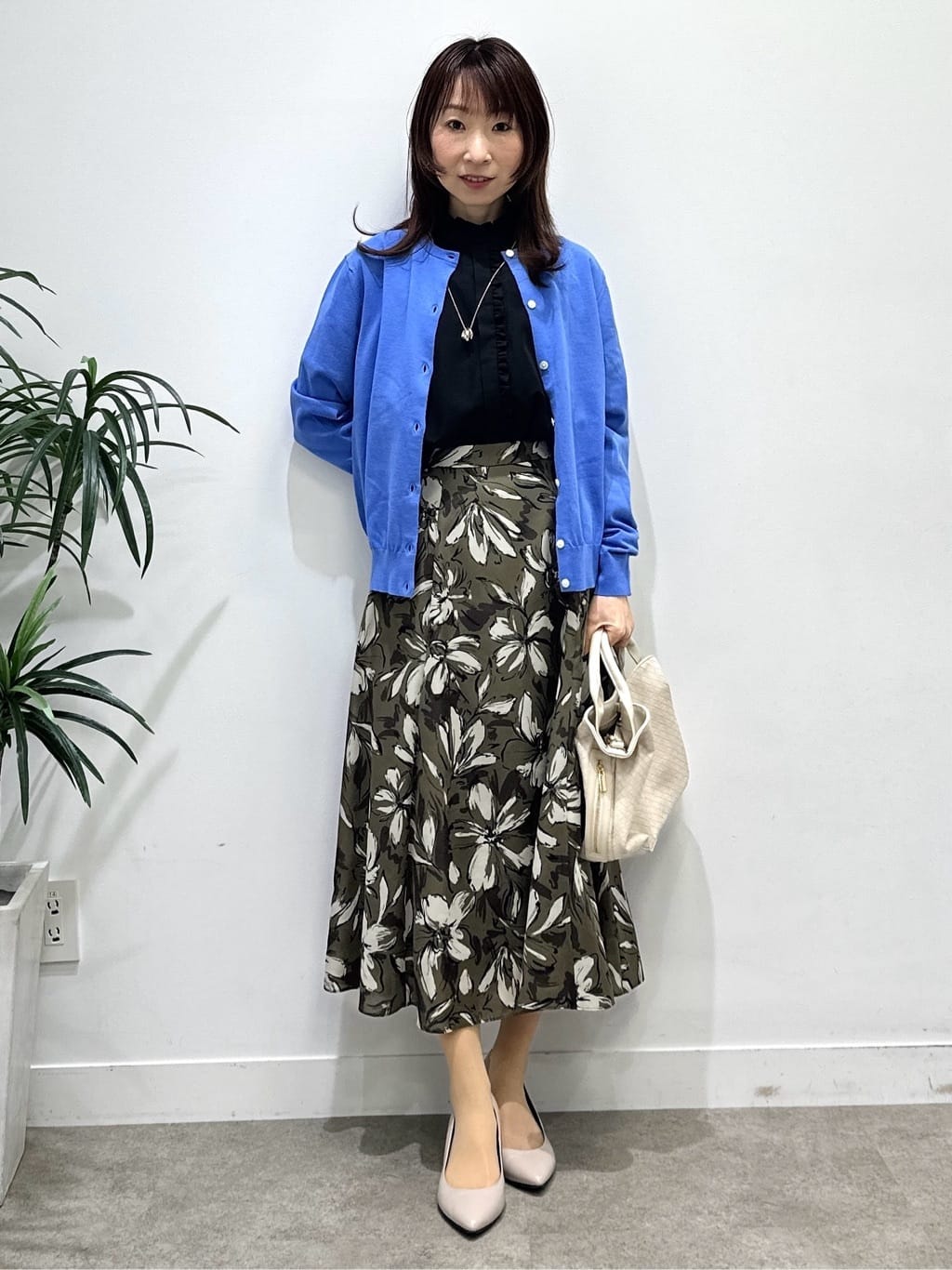 Miwaさんの「UNTITLED｜【接触冷感/通気性/洗える】スタンドカラーフリルブラウス」を使ったコーディネート
