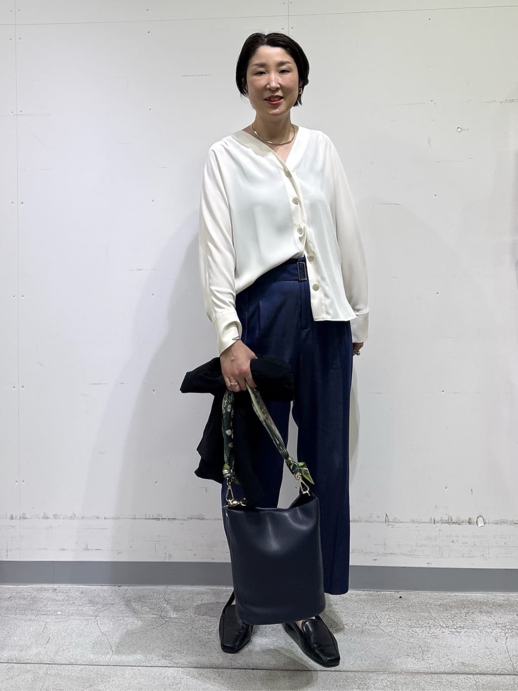 yuriさんの「INDIVI｜【洗える／UVケア／SETUP可能】デニムライクテーパードパンツ」を使ったコーディネート