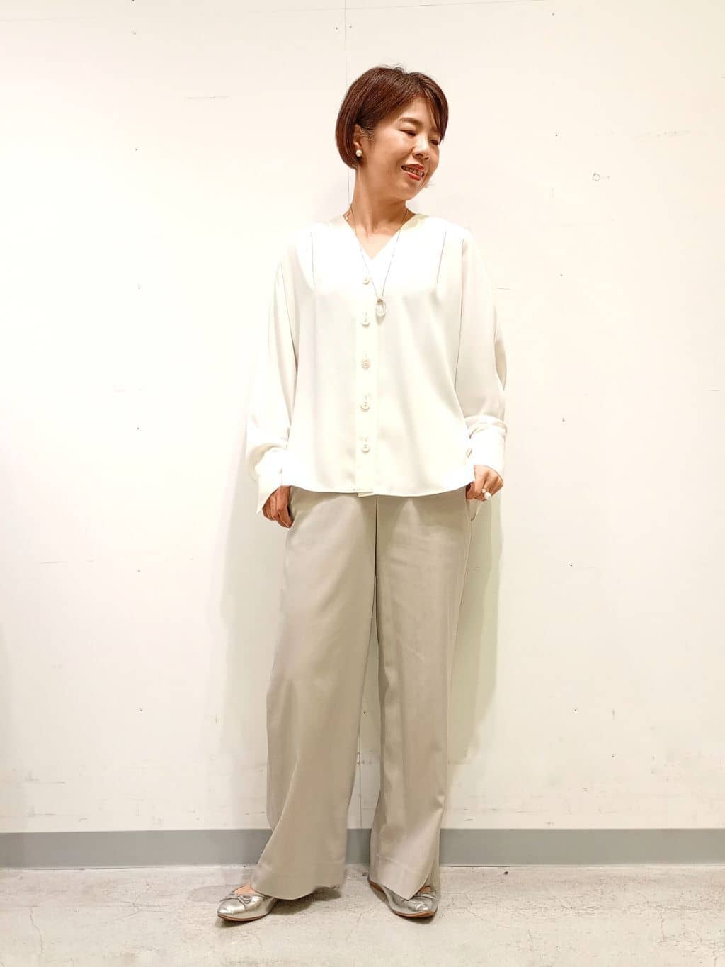 Kさんの「INDIVI｜【洗える／UVケア／マットサテン】Vネックドルマンスリーブブラウス」を使ったコーディネート