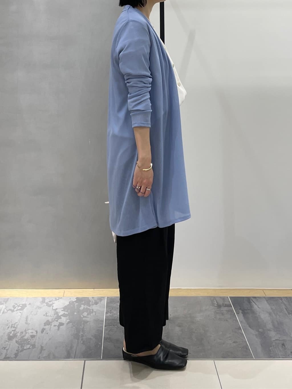 shihoさんの「INDIVI｜【洗える／アンサンブル可能】シアースストライプカーディガン」を使ったコーディネート