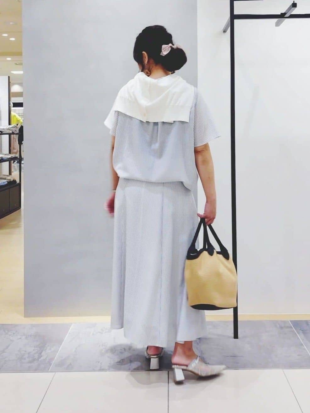 TOMOMIさんの「INDIVI｜【接触冷感／洗える／SETUP可能】シアーシャンブレータックフレアスカート」を使ったコーディネート