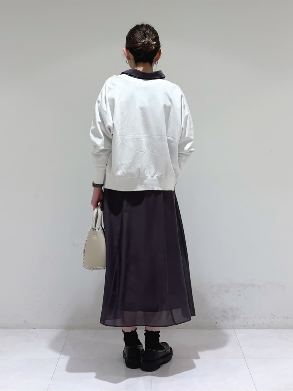 tsuyuさんの「INDIVI｜【ミドルサイズ／合皮／ショルダー付】スタッズ風メタルバッグ」を使ったコーディネート