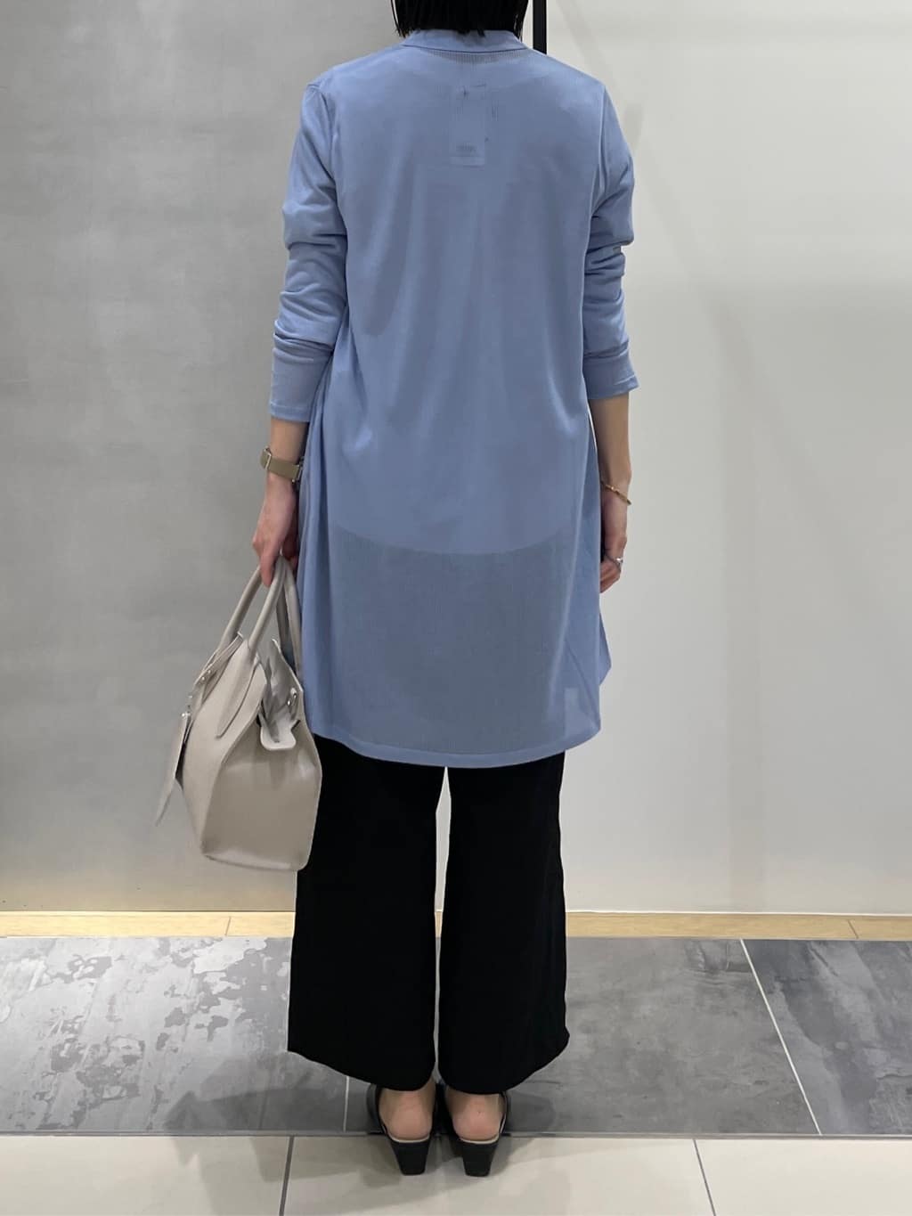 shihoさんの「INDIVI｜【洗える／アンサンブル可能】シアースストライプカーディガン」を使ったコーディネート