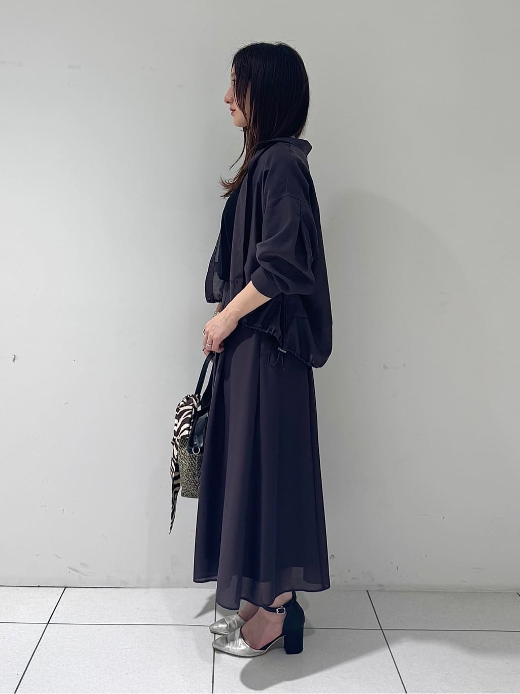 そんさんの「INDIVI｜【接触冷感／洗える／2WAY】ドロスト付 シアーシャンブレーシャツ」を使ったコーディネート