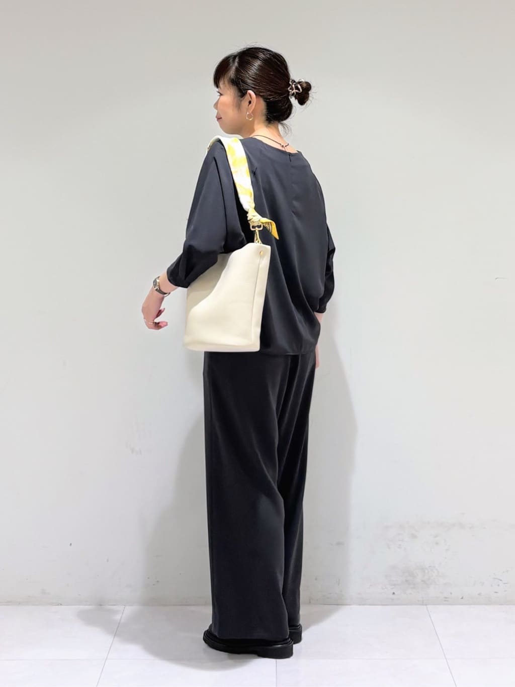 tsuyuさんの「INDIVI｜【ハンドル2WAY／A4収納】スカーフハンドル バケツバッグ」を使ったコーディネート