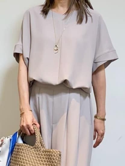 tomoさんの「UNTITLED｜【前後2WAY/はっ水/セットアップ可】リラクシーフレンチスリーブブラウス」を使ったコーディネート