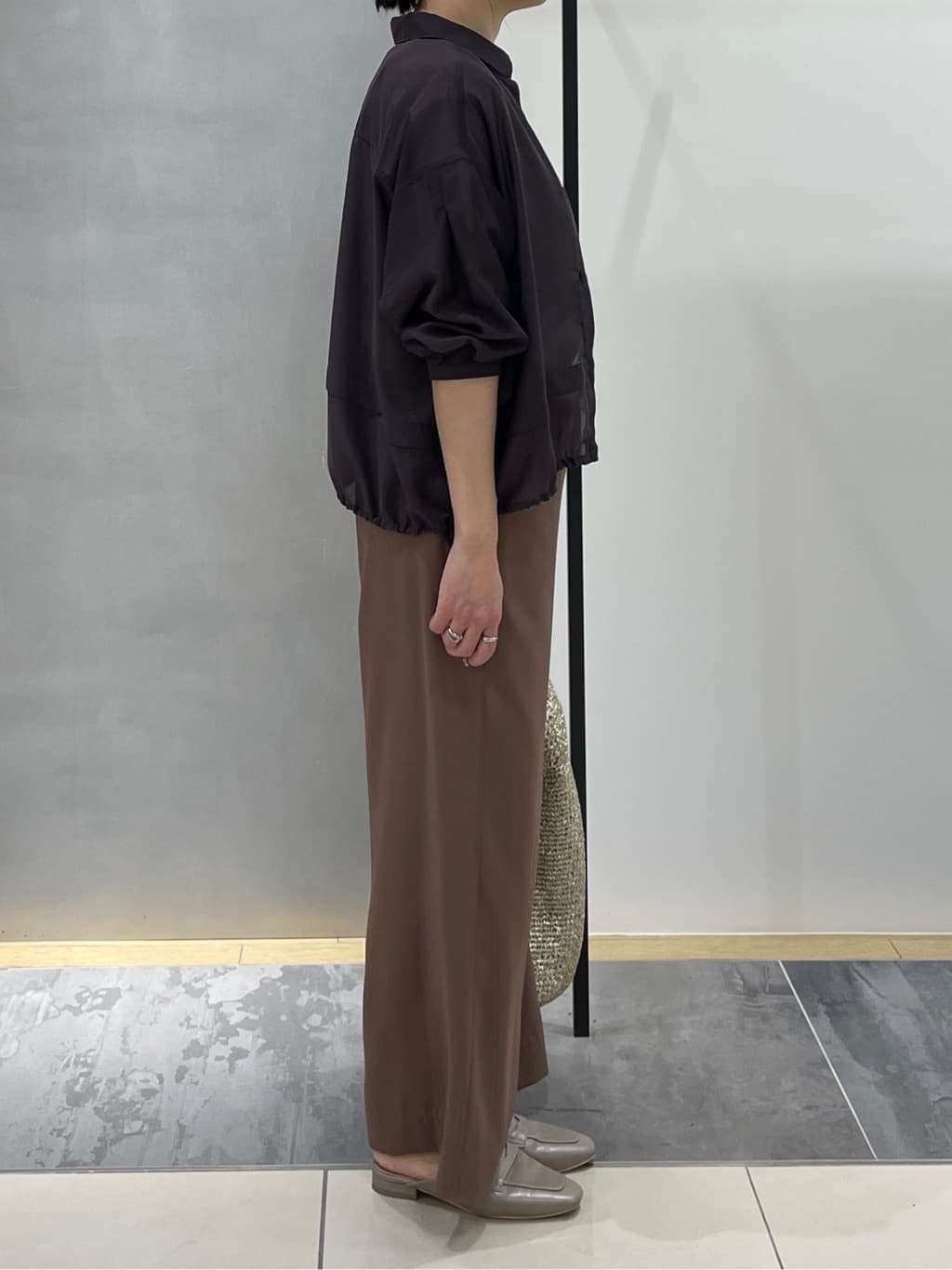 shihoさんの「INDIVI｜【接触冷感／洗える／2WAY】ドロスト付 シアーシャンブレーシャツ」を使ったコーディネート