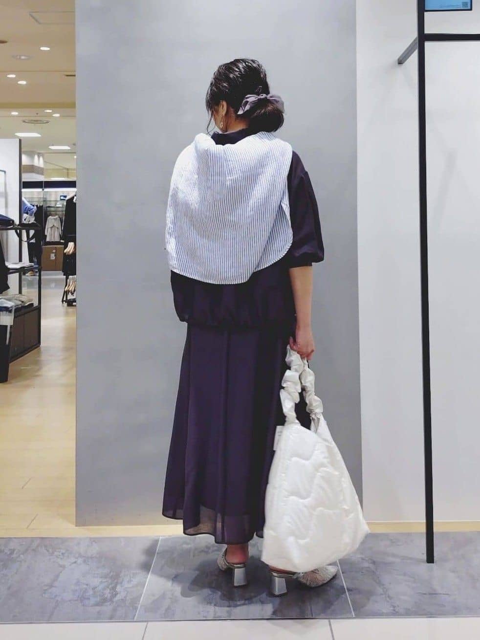 TOMOMIさんの「INDIVI｜【接触冷感／洗える／2WAY】ドロスト付 シアーシャンブレーシャツ」を使ったコーディネート