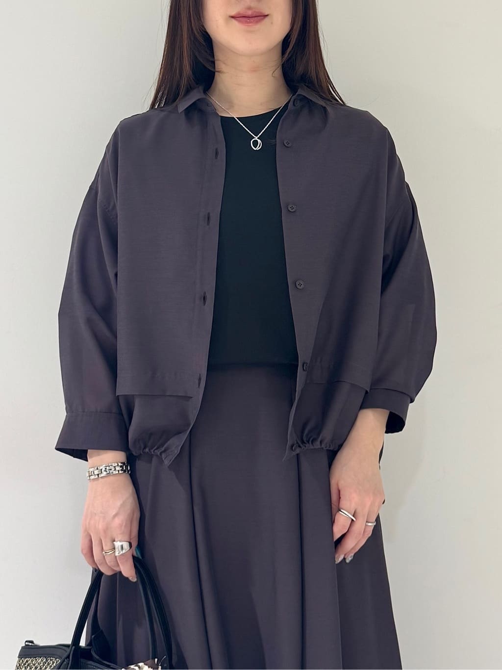 そんさんの「INDIVI｜【接触冷感／洗える／2WAY】ドロスト付 シアーシャンブレーシャツ」を使ったコーディネート
