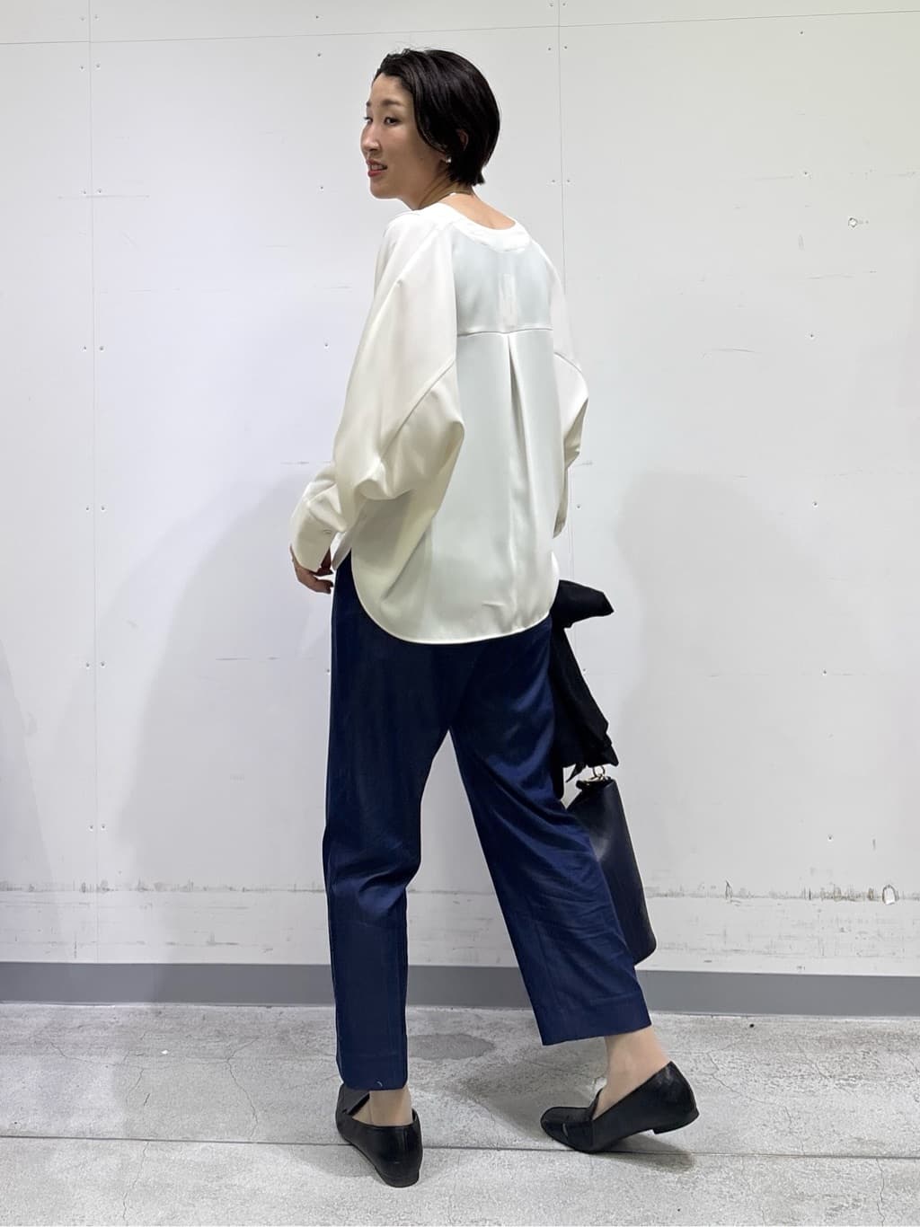 yuriさんの「INDIVI｜【洗える／UVケア／SETUP可能】デニムライクテーパードパンツ」を使ったコーディネート