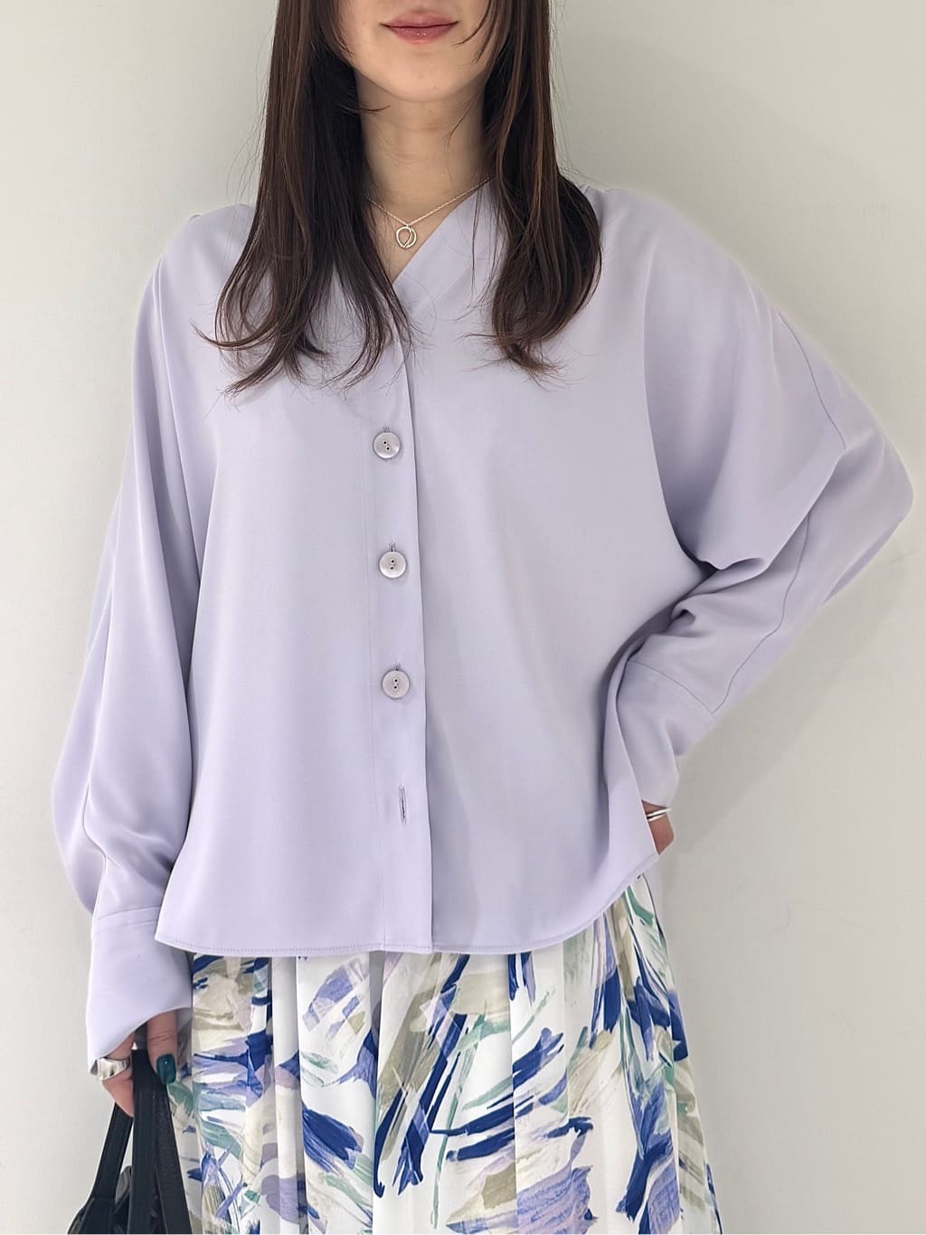 そんさんの「INDIVI｜【洗える／UVケア／マットサテン】Vネックドルマンスリーブブラウス」を使ったコーディネート