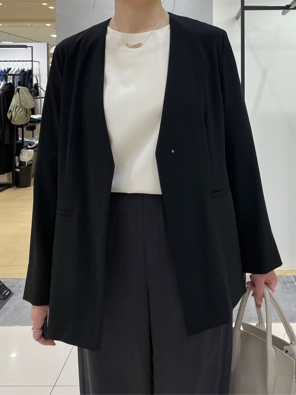 shihoさんの「INDIVI｜【さらに軽く軽快！／着る日傘】ノーカラージャケット」を使ったコーディネート