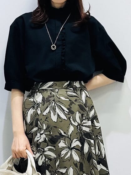 Miwaさんの「UNTITLED｜【接触冷感/通気性/洗える】スタンドカラーフリルブラウス」を使ったコーディネート