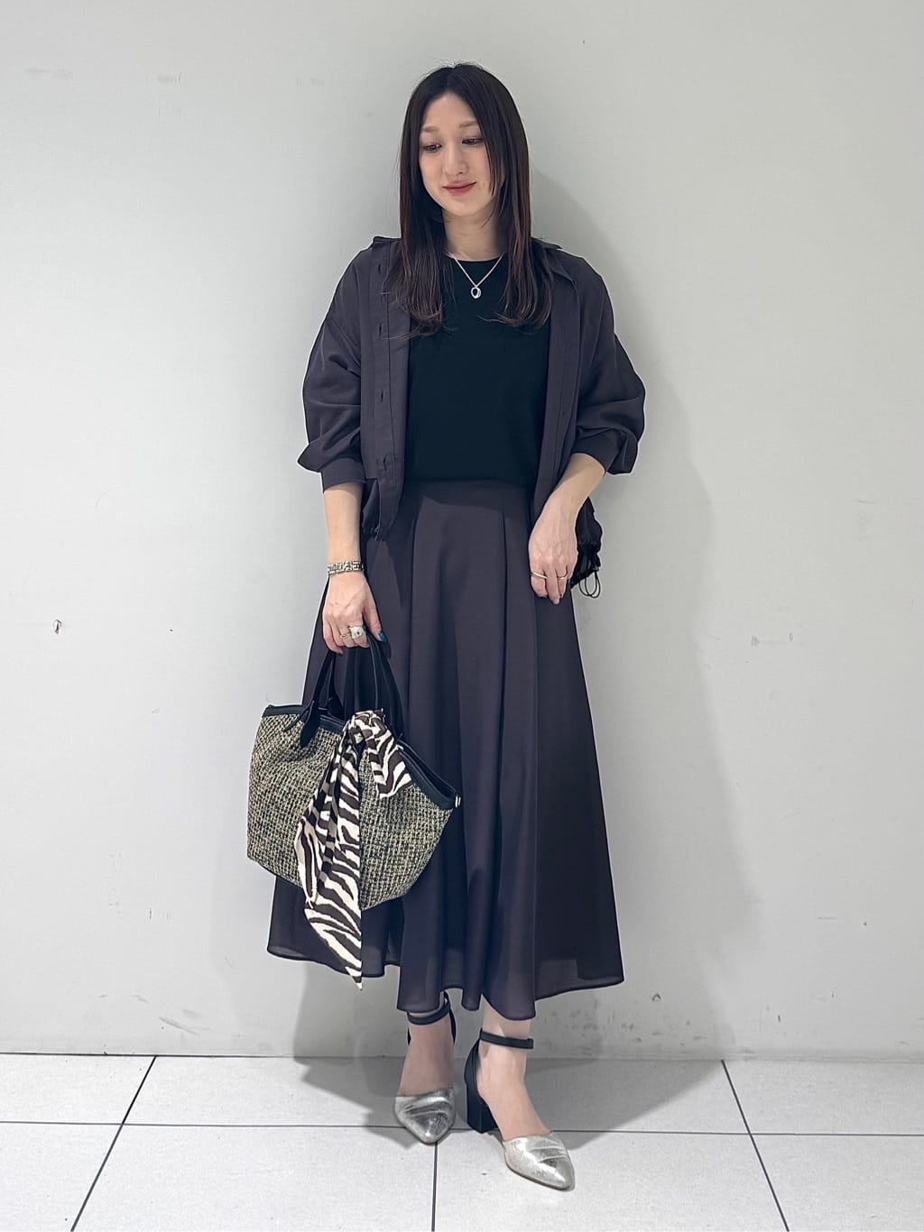 そんさんの「INDIVI｜【接触冷感／洗える／2WAY】ドロスト付 シアーシャンブレーシャツ」を使ったコーディネート