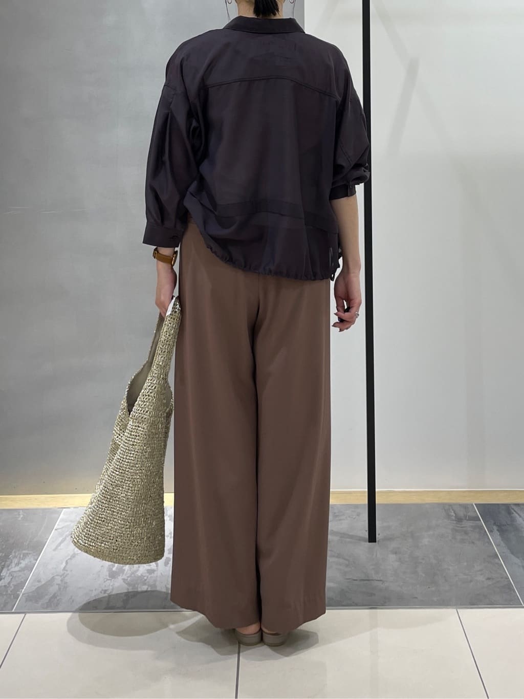 shihoさんの「INDIVI｜【接触冷感／洗える／2WAY】ドロスト付 シアーシャンブレーシャツ」を使ったコーディネート