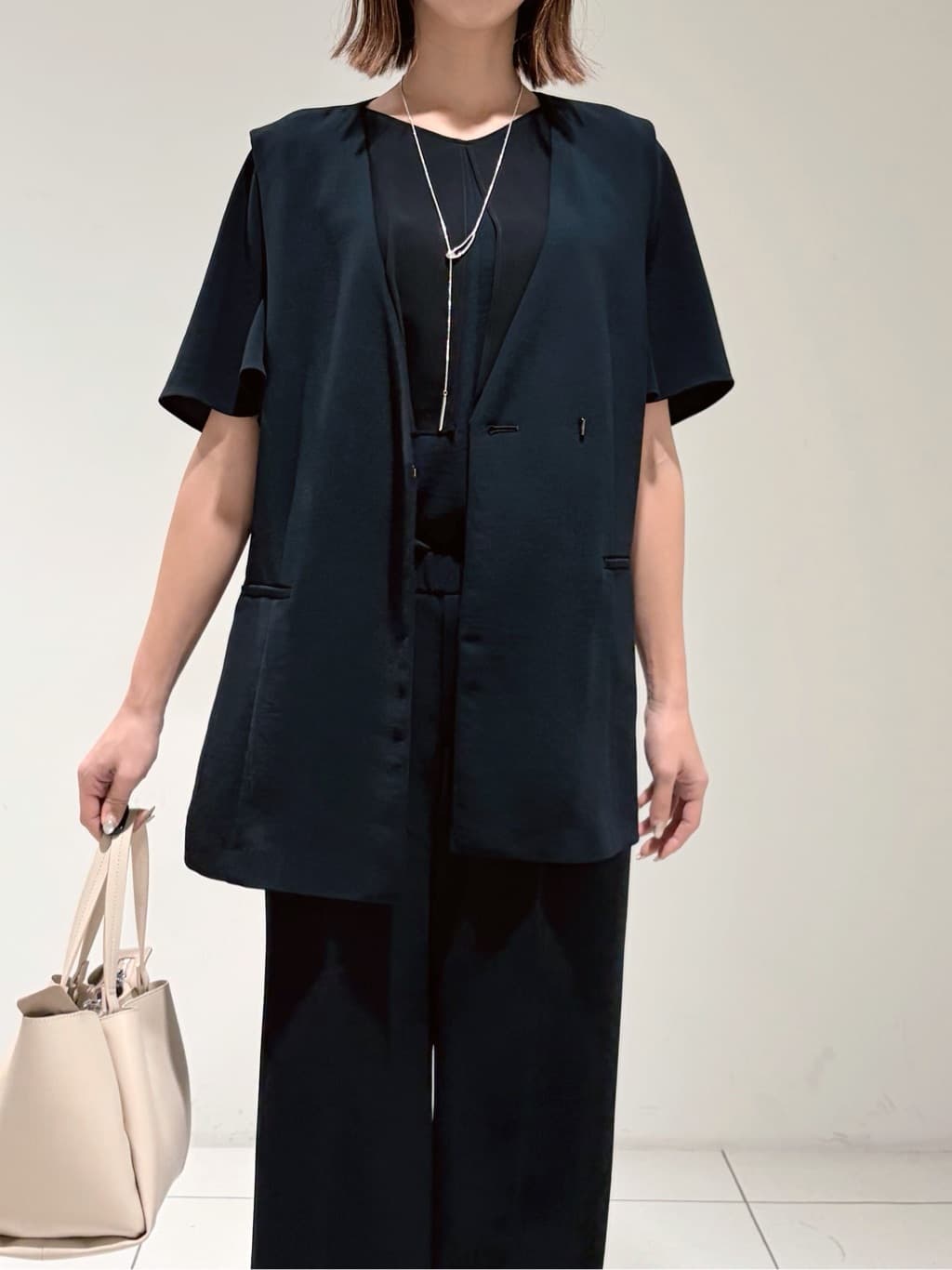 shioriさんの「INDIVI｜【洗える／多機能／SETUP可】着る日傘ジレジャケット」を使ったコーディネート