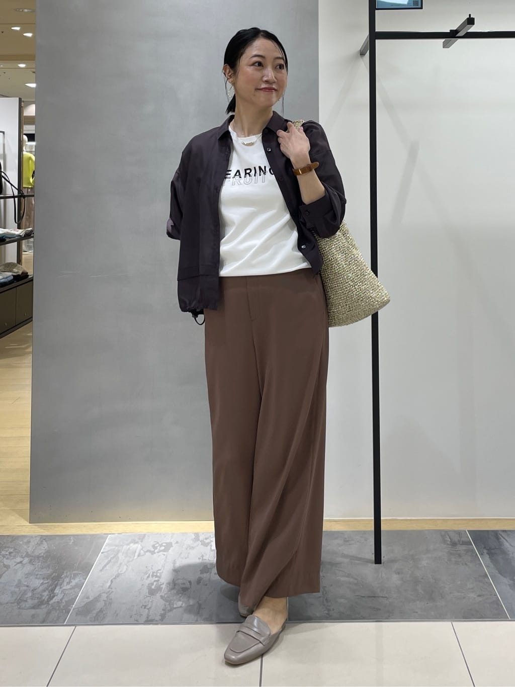 shihoさんの「INDIVI｜【接触冷感／洗える／2WAY】ドロスト付 シアーシャンブレーシャツ」を使ったコーディネート