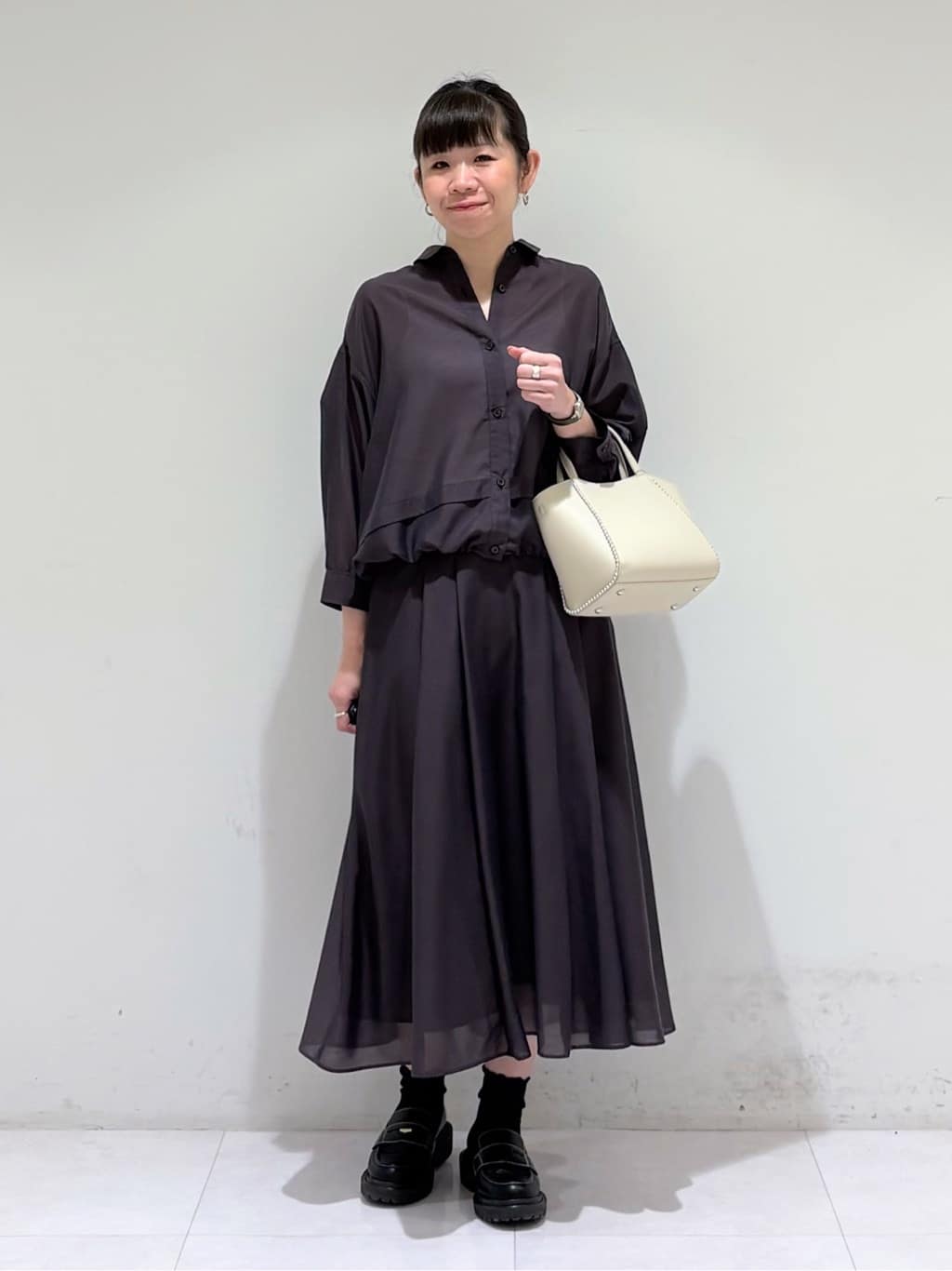 tsuyuさんの「INDIVI｜【ミドルサイズ／合皮／ショルダー付】スタッズ風メタルバッグ」を使ったコーディネート