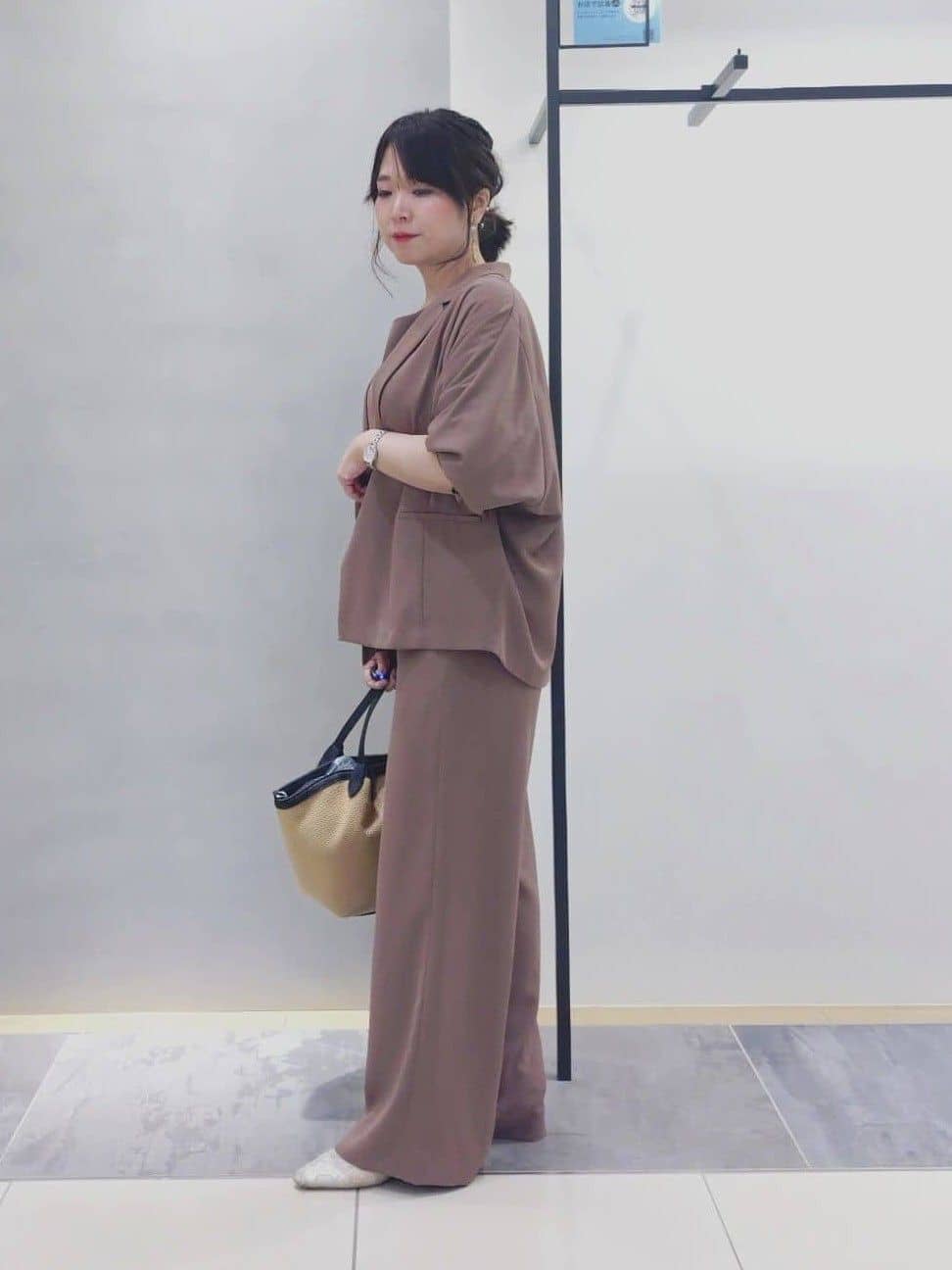 TOMOMIさんの「INDIVI｜【さらに軽く軽快！／着る日傘】イージーワイドパンツ」を使ったコーディネート