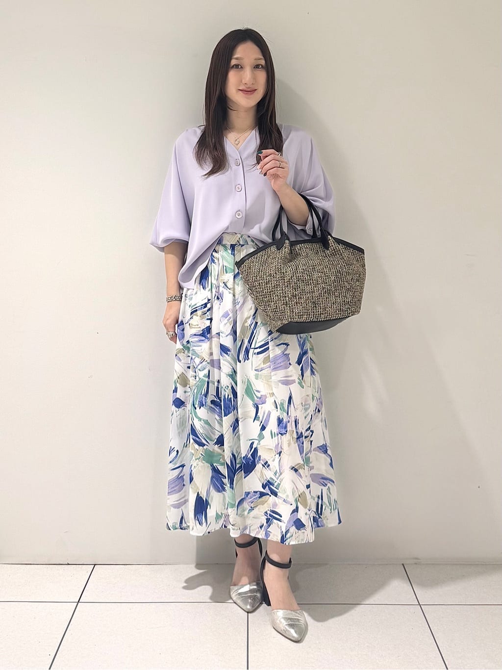 そんさんの「INDIVI｜【洗える／UVケア／マットサテン】Vネックドルマンスリーブブラウス」を使ったコーディネート