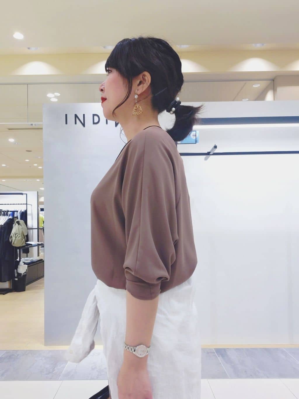 TOMOMIさんの「INDIVI｜【さらに軽く軽快！／着る日傘】イージーワイドパンツ」を使ったコーディネート