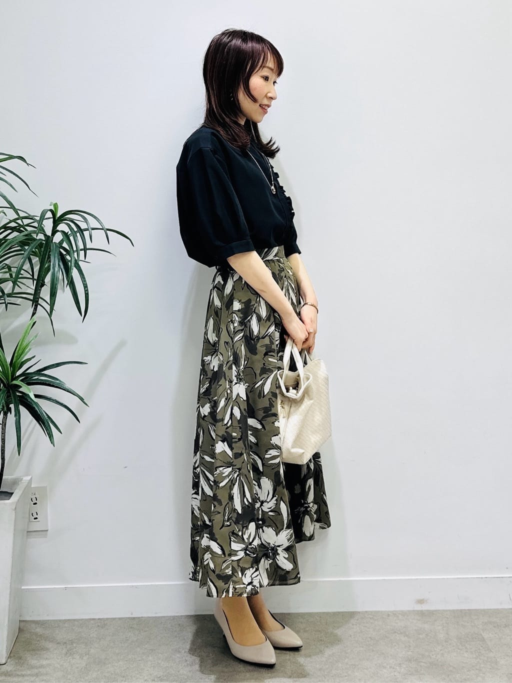 Miwaさんの「UNTITLED｜【接触冷感/通気性/洗える】スタンドカラーフリルブラウス」を使ったコーディネート