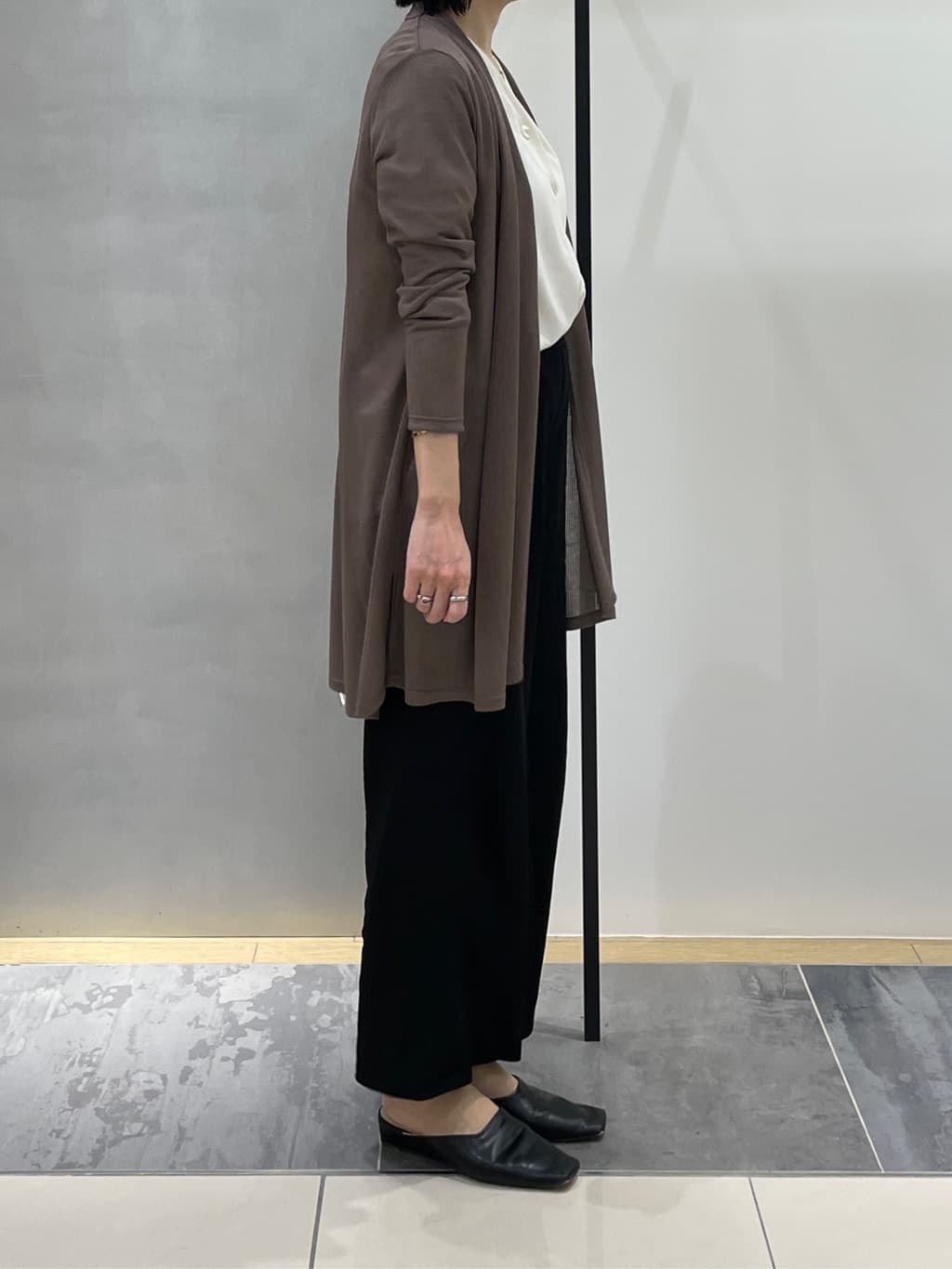 shihoさんの「INDIVI｜【洗える／アンサンブル可能】シアースストライプカーディガン」を使ったコーディネート
